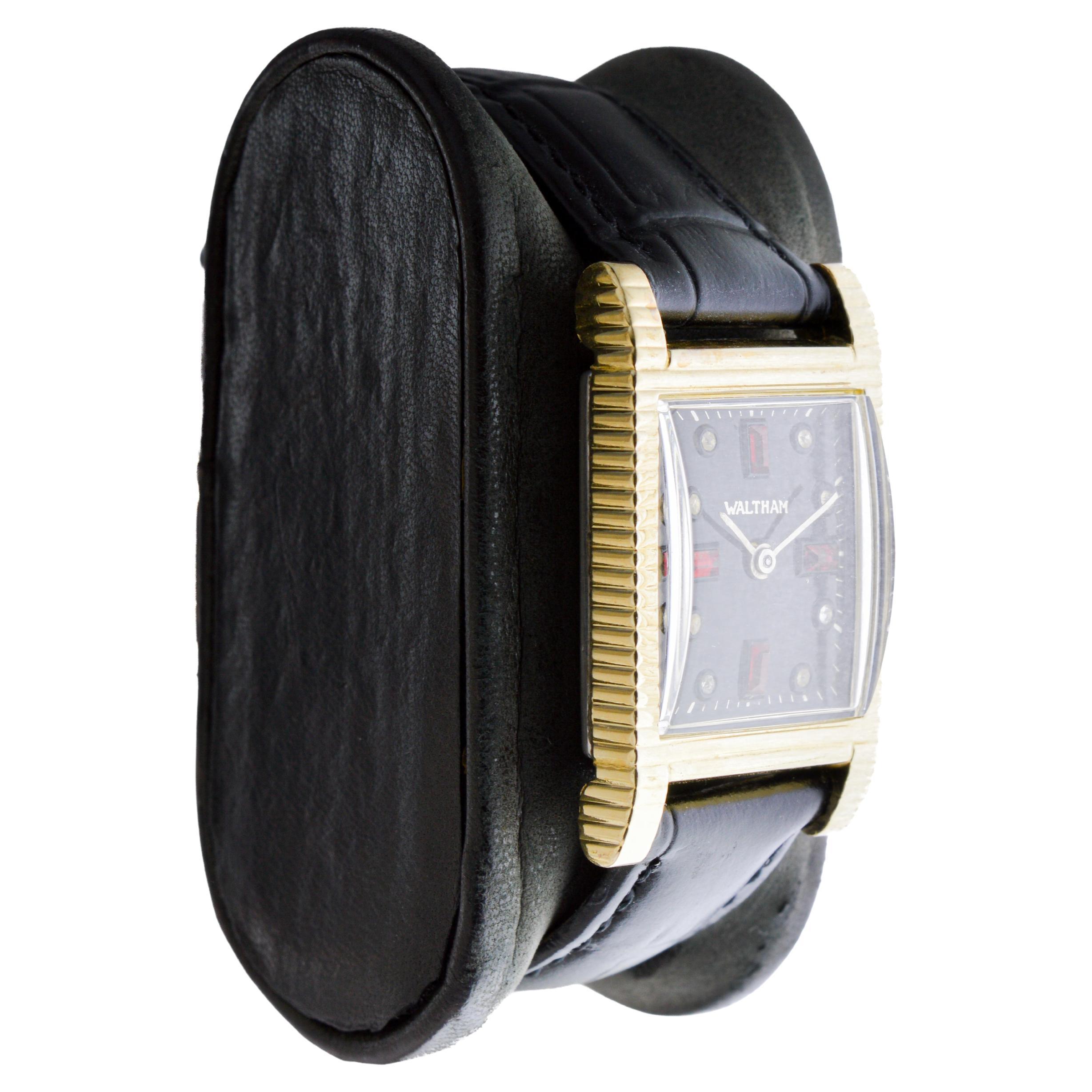 FÁBRICA / CASA: Waltham Watch Company
ESTILO / REFERENCIA: Art Decó / Estilo Tanque
METAL / MATERIAL: Oro amarillo relleno
CIRCA / AÑO: 1940
DIMENSIONES / TAMAÑO: Longitud 38mm 