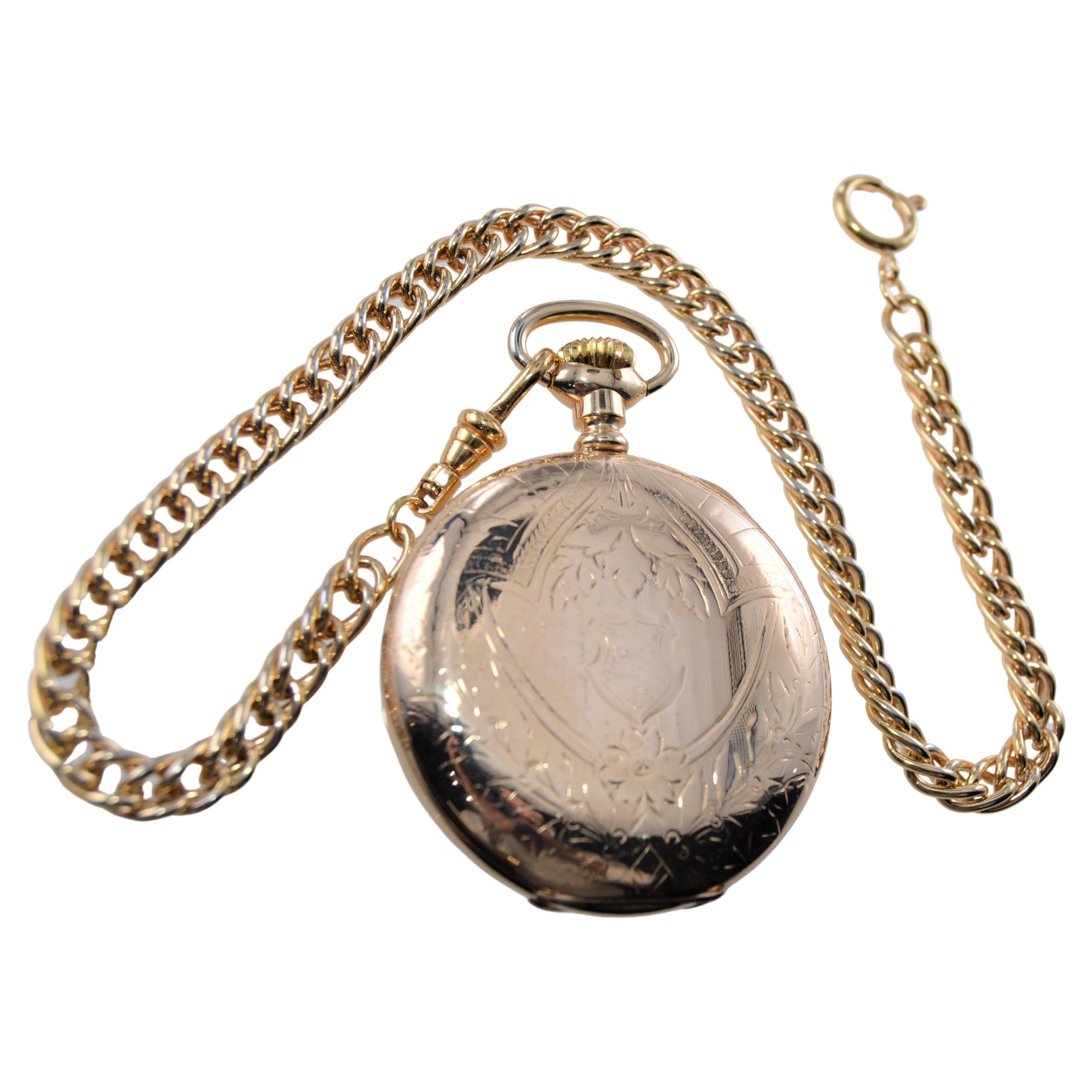 FABRIK / HAUS: Waltham Watch Company
STIL / REFERENZ: Taschenuhr mit offenem Gesicht / Größe 16 / Handgravur
METALL / MATERIAL: Gelbgold gefüllt
CIRCA / JAHR: 1905 
ABMESSUNGEN / GRÖSSE:  Durchmesser 50 mm 
UHRWERK / KALIBER: Handaufzug / 17 Jewels