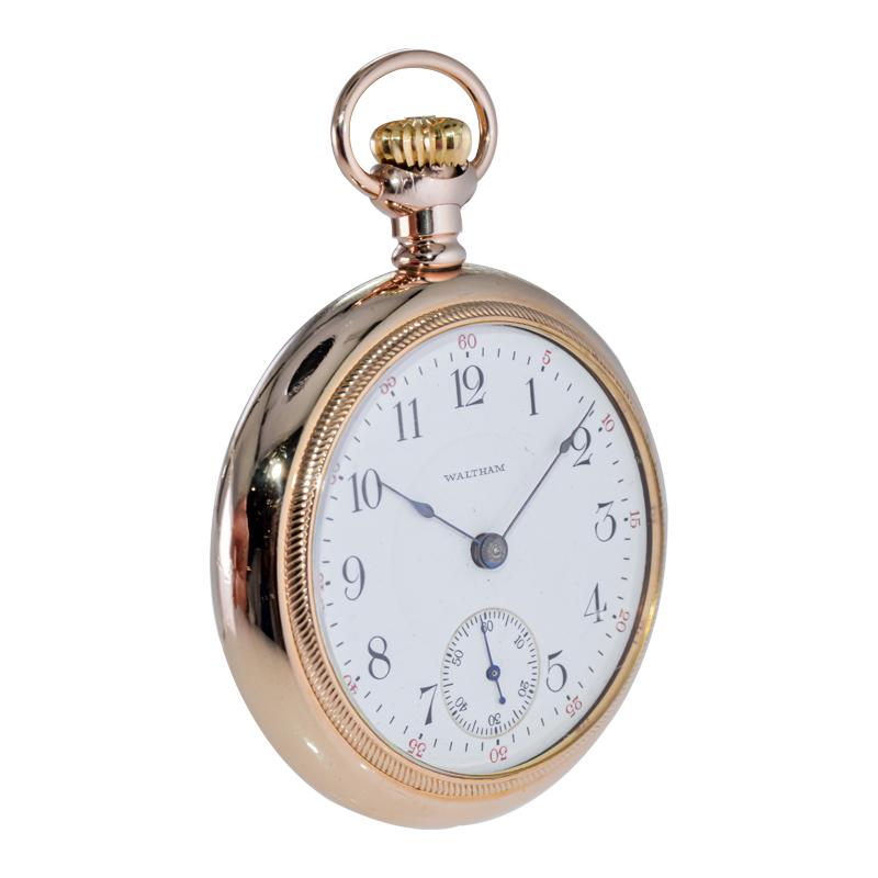 USINE / MAISON : Waltham Watch Company
STYLE / RÉFÉRENCE : Montre de poche ouverte 
METAL / MATERIAL : Rempli d'or jaune
CIRCA / ANNÉE : 1908
DIMENSIONS / TAILLE : Diamètre 57mm / Boîtier à fond vissé et lunette d'origine
MOUVEMENT / CALIBRE :