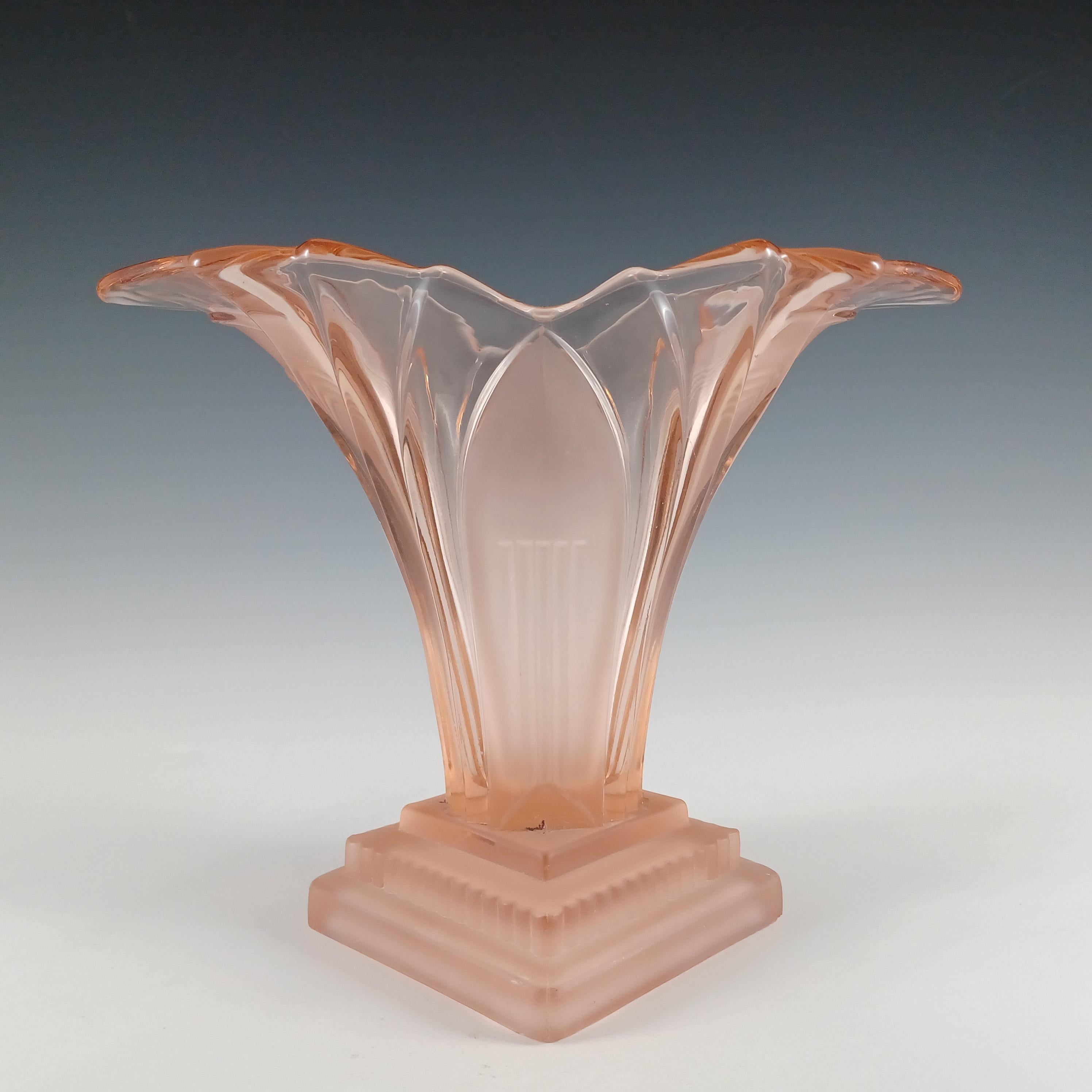 Maravilloso jarrón de cristal rosa art decó. Fabricada por la empresa alemana Auguste Walther & Söhne en la década de 1930, forma parte de su gama de modelos 
