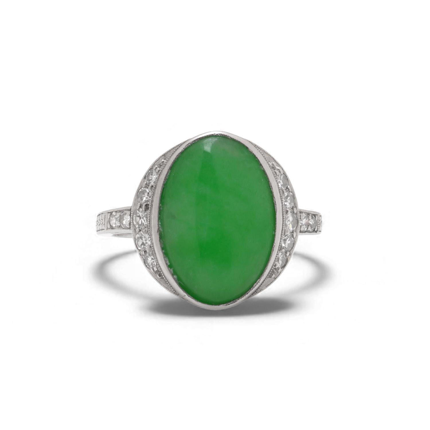 A rare Art Nouveau platinum ring by Walton 
Co, set with a vibrant natural jade cabochon accented by single-cut diamonds. Crafted in Platinum 900 and exhibiting the firms characteristic milgrain detailing, wheat engraving and delicate floral