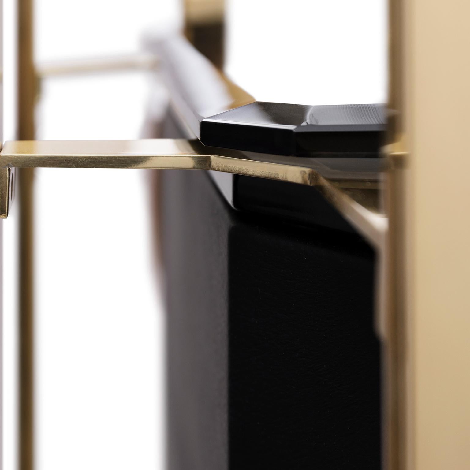 Portoghese Libreria Waltz in ottone e Wood con vetro fumè e pelle nera in vendita