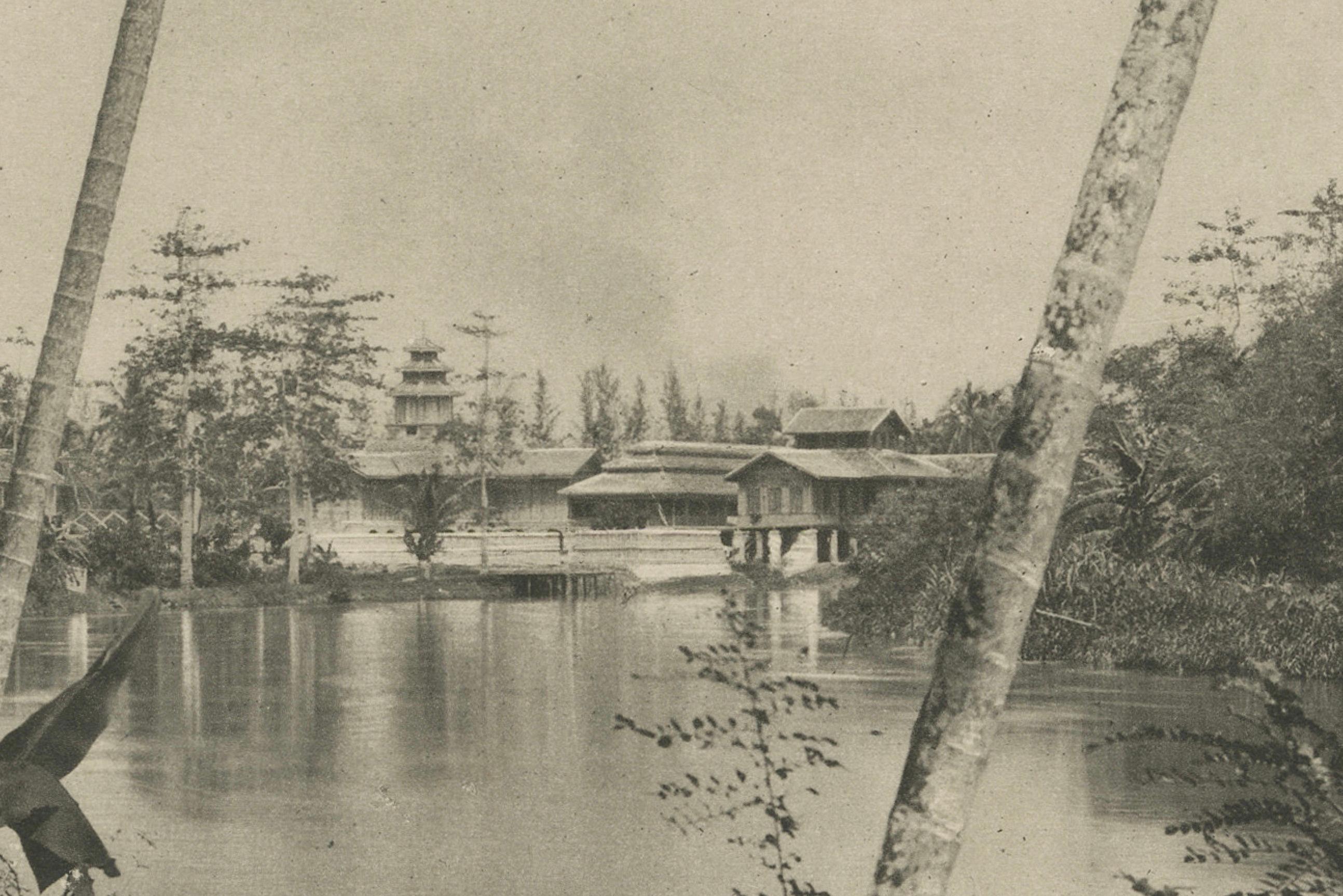 20ième siècle Rivière Wampu et palais du sultan de Langkat près de Medan - Indes orientales néerlandaises c.1910 en vente