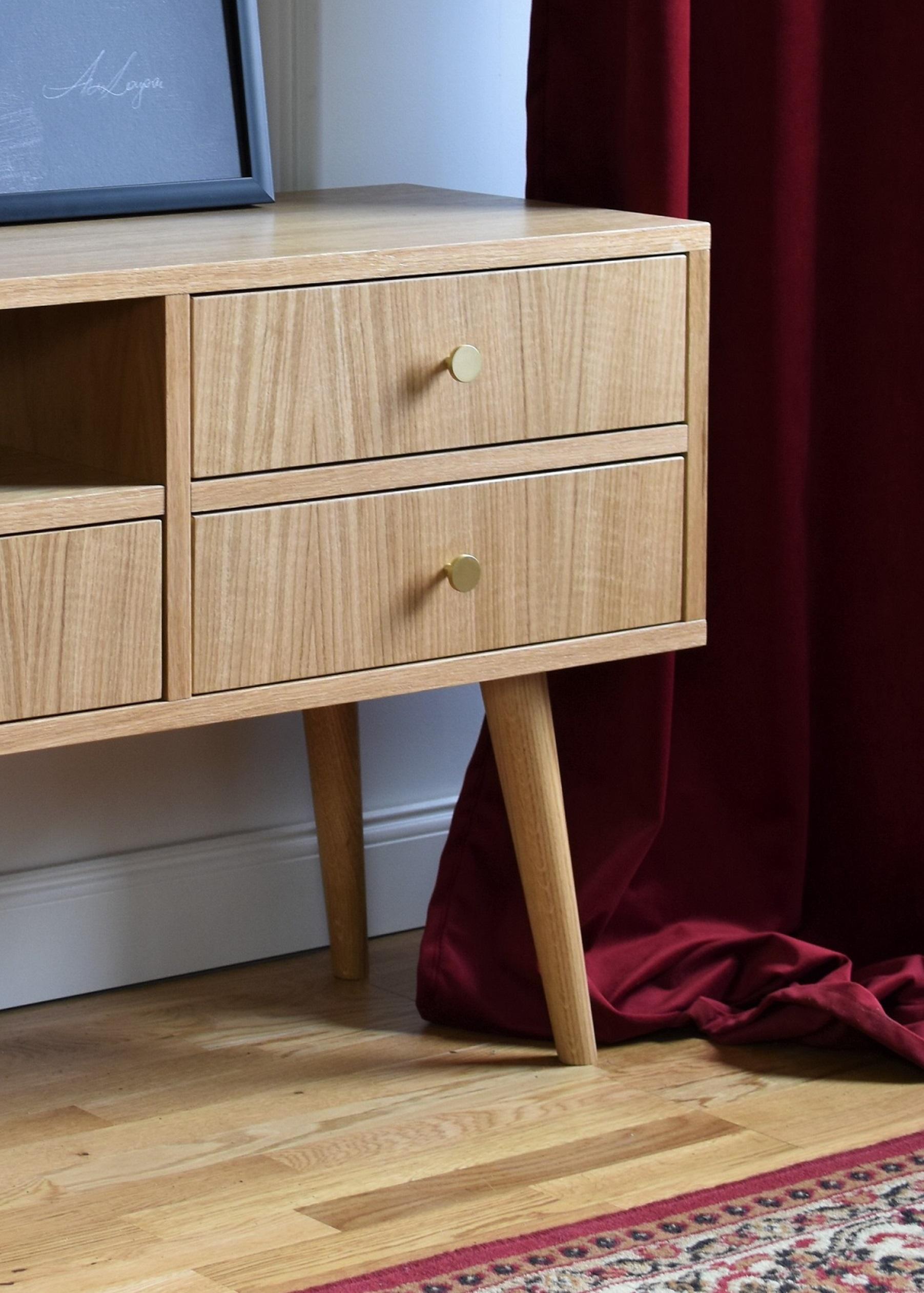 Wana Schrank von Pastform
Abmessungen: T 35 x B 90 x H 60 cm.
MATERIALIEN: Gebeiztes und lackiertes Holz.

Erhältlich in verschiedenen Holzausführungen: Whiskey, Rum, BPA, Nobel, Brandy, Schwarz und Natura. Bitte kontaktieren Sie uns.

Verwurzelt in