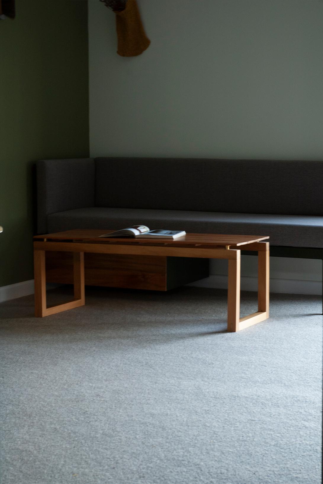 Table basse Wanaka en noyer massif - Inspiré par Studio A en vente 2