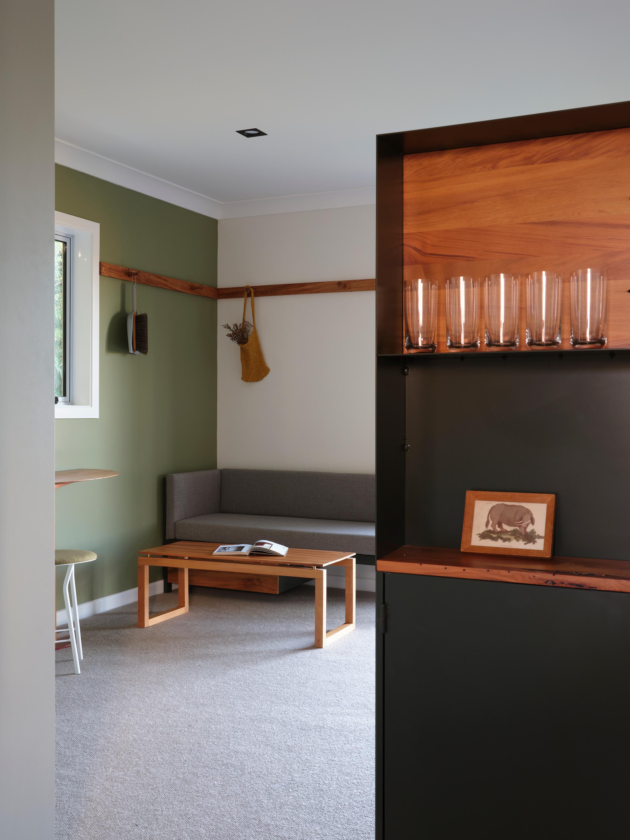 Table basse Wanaka en noyer massif - Inspiré par Studio A en vente 3