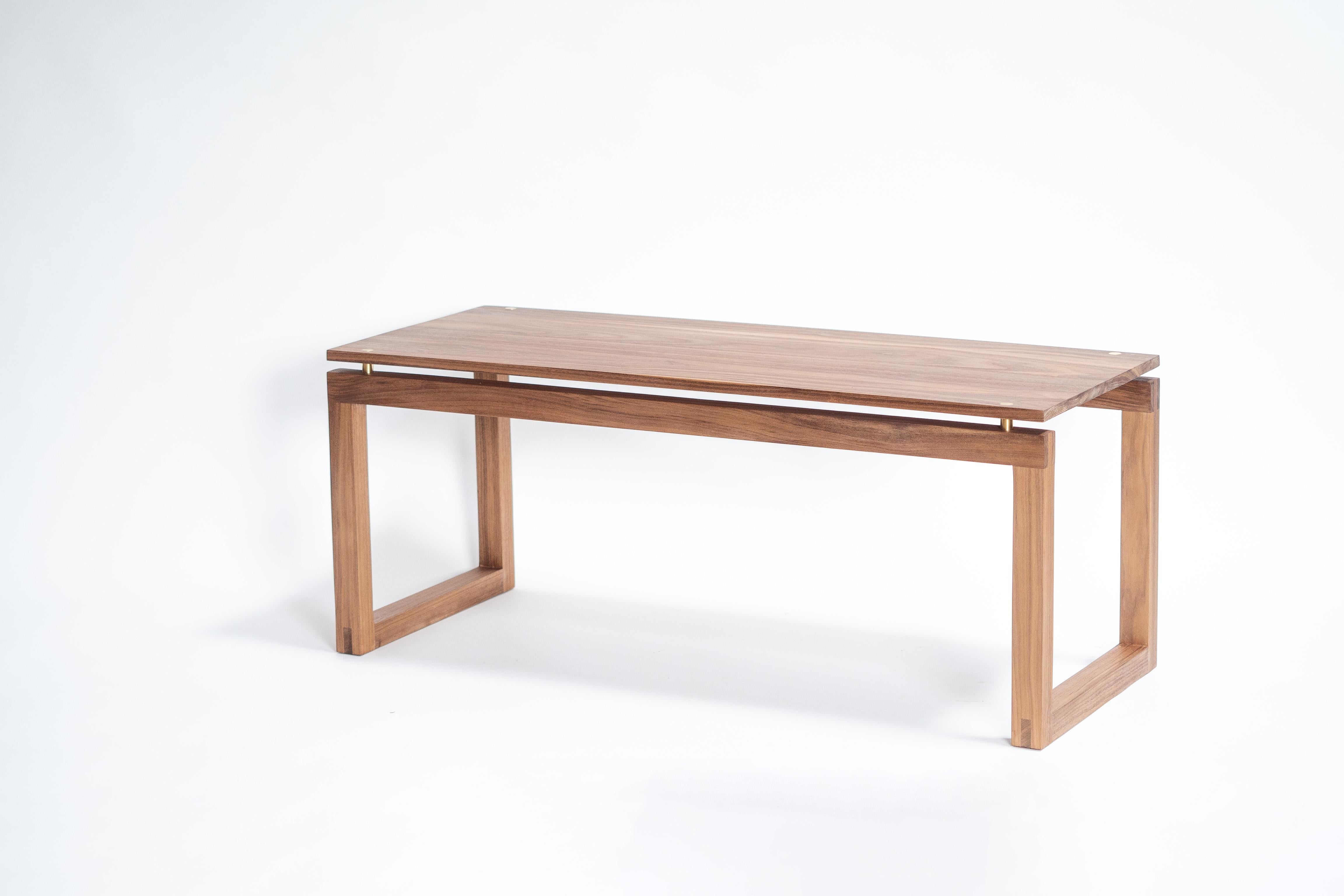 Mid-Century Modern Table basse Wanaka en noyer massif - Inspiré par Studio A en vente