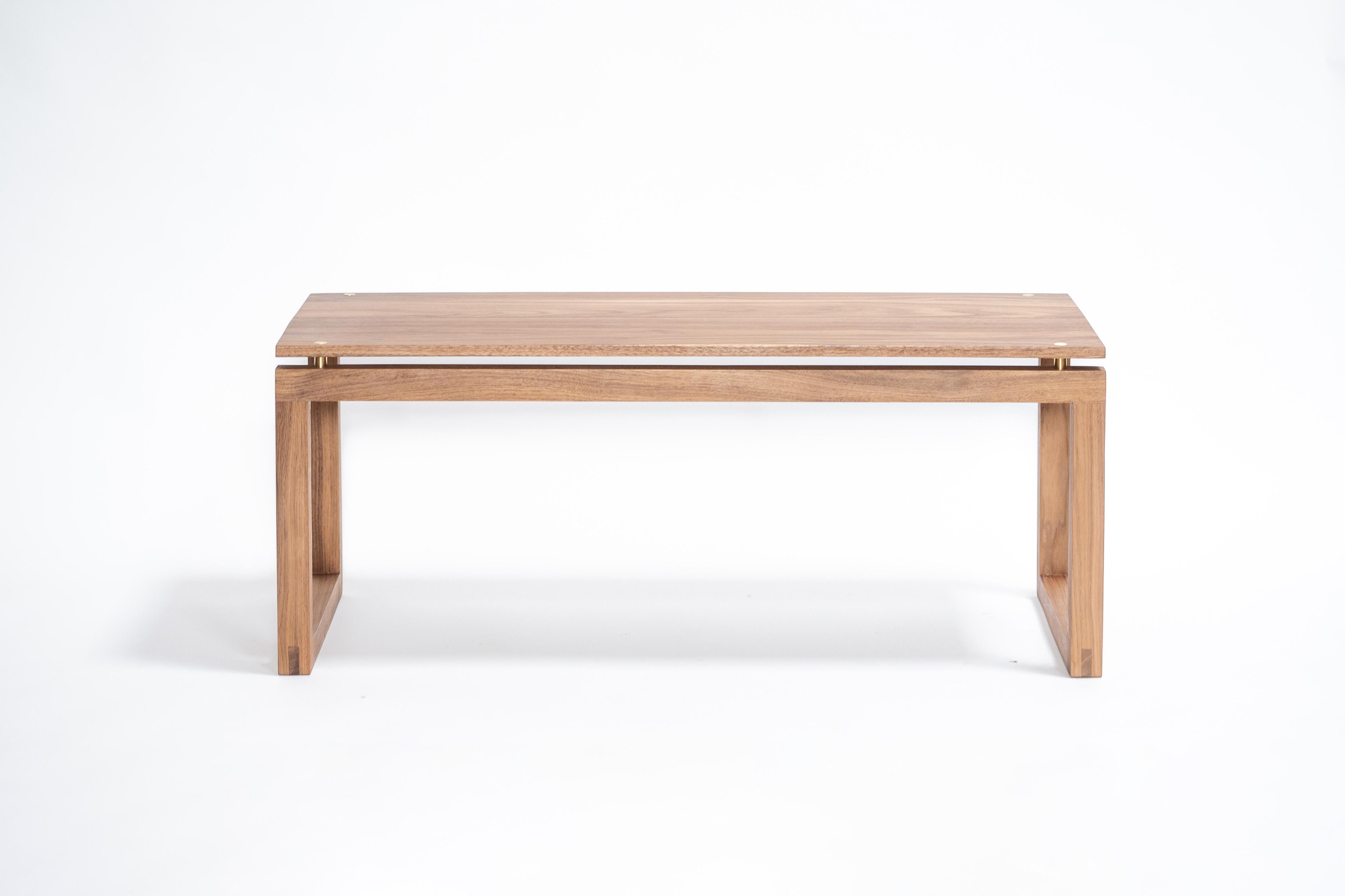 Danois Table basse Wanaka en noyer massif - Inspiré par Studio A en vente