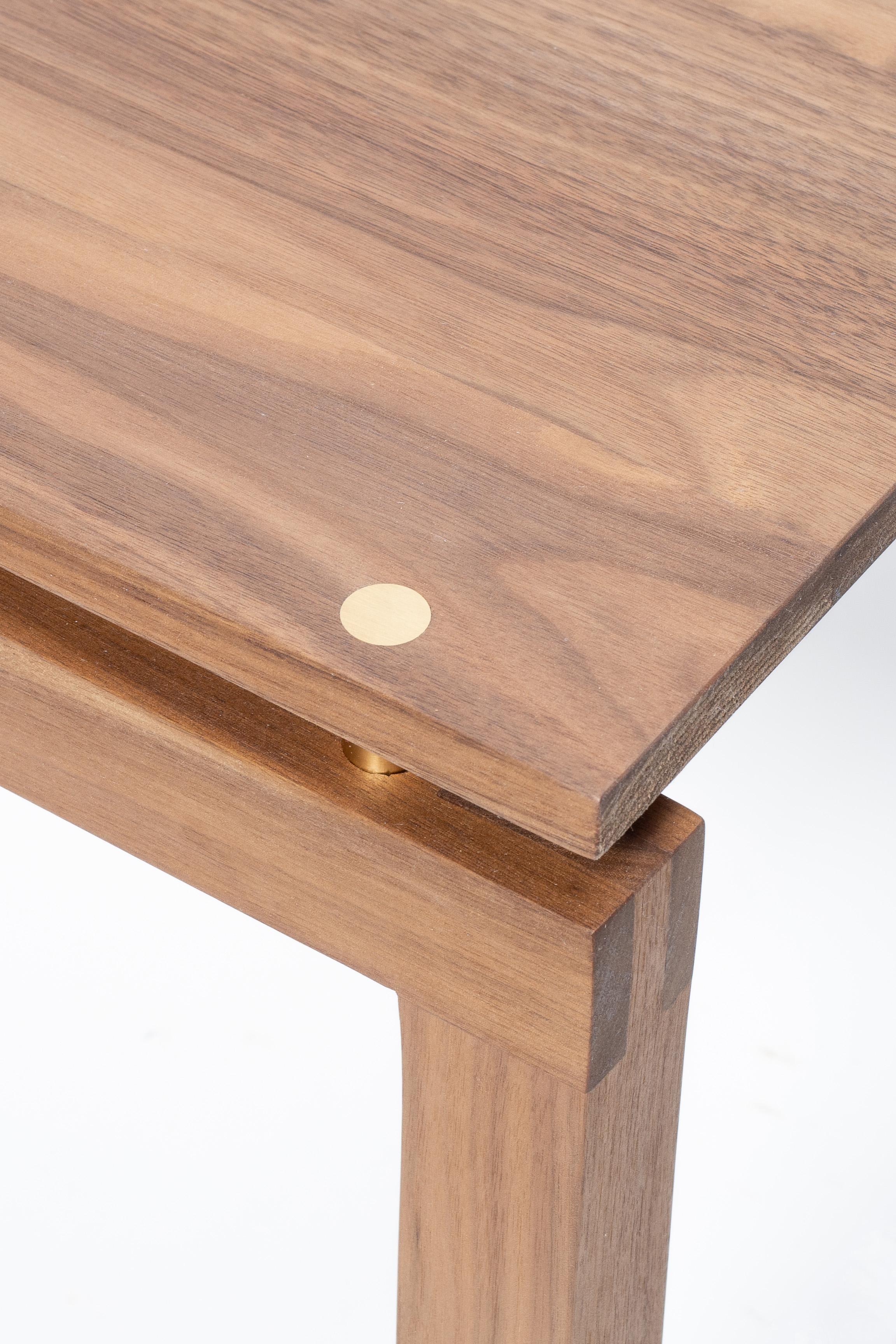 Fait main Table basse Wanaka en noyer massif - Inspiré par Studio A en vente