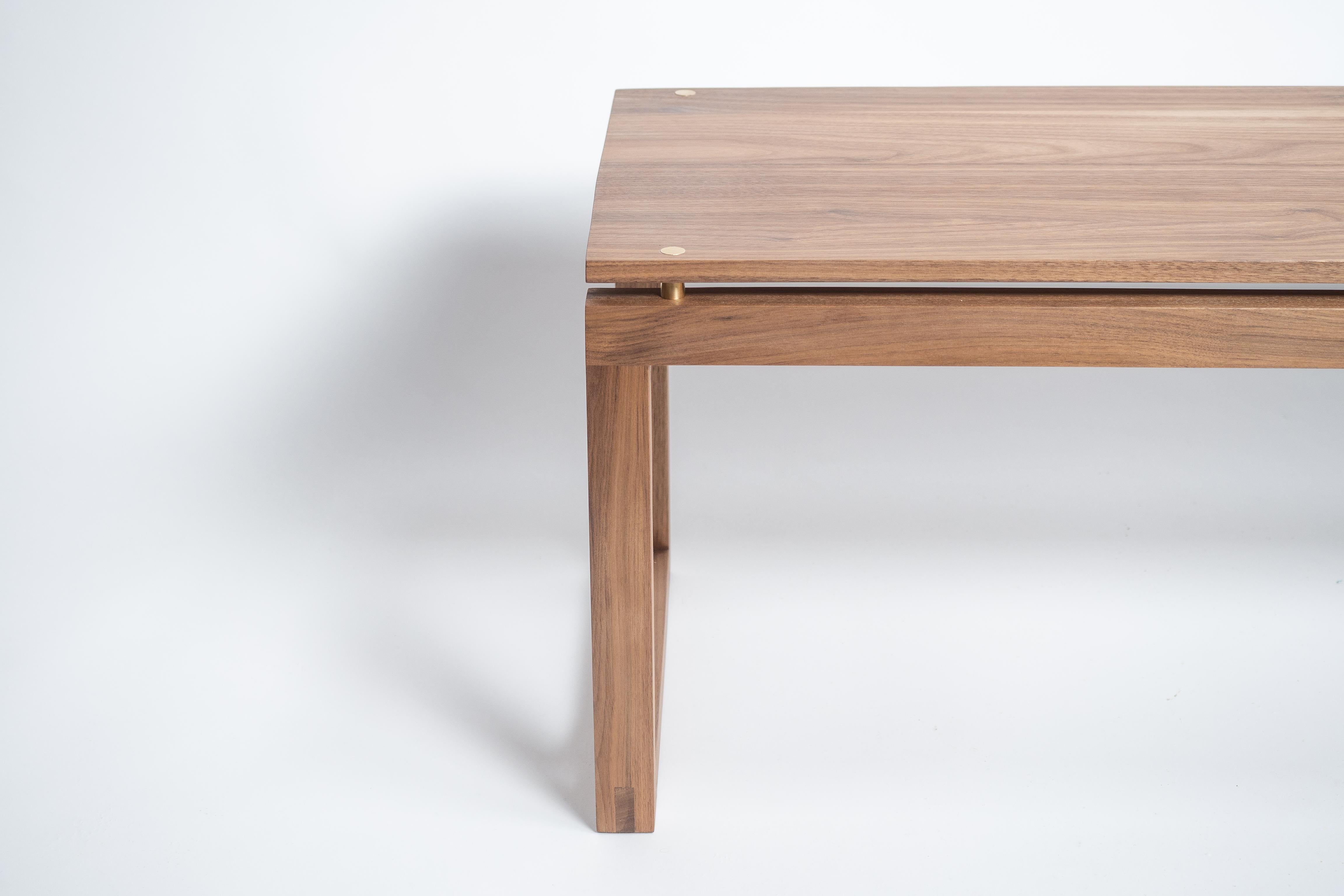 XXIe siècle et contemporain Table basse Wanaka en noyer massif - Inspiré par Studio A en vente
