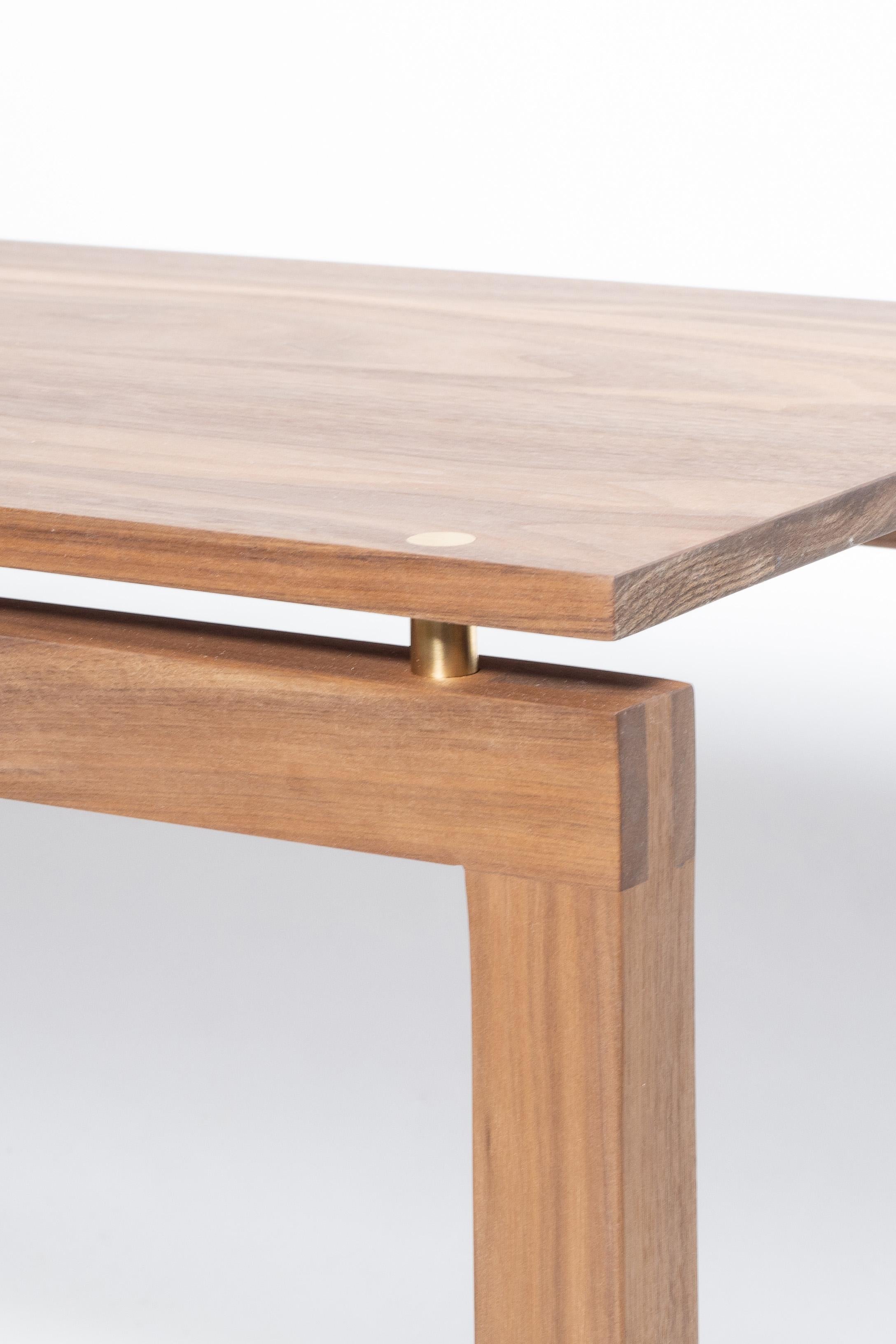 Laiton Table basse Wanaka en noyer massif - Inspiré par Studio A en vente
