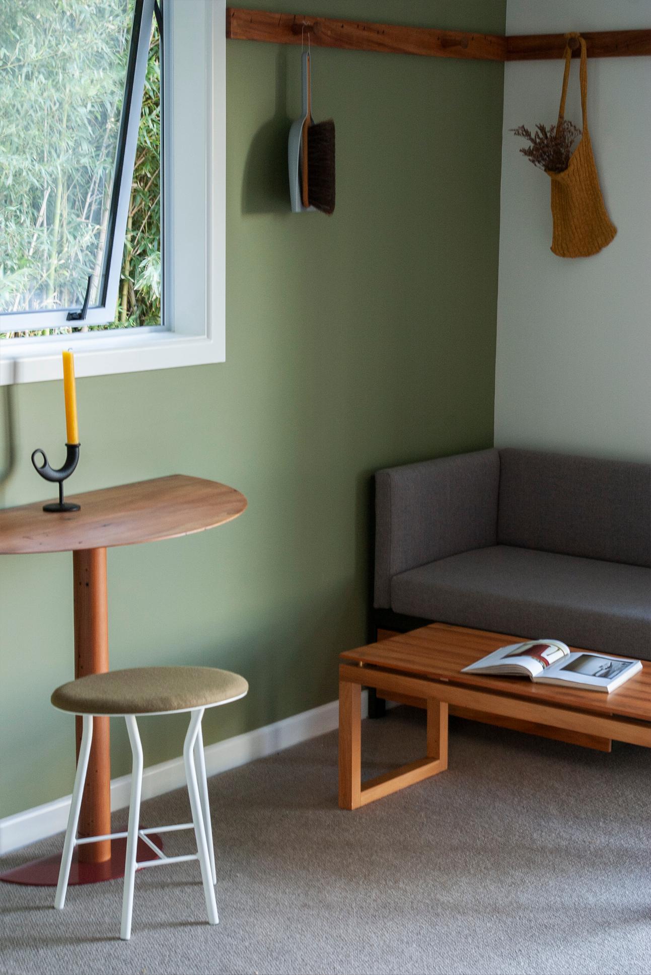 Table basse Wanaka en noyer massif - Inspiré par Studio A en vente 1