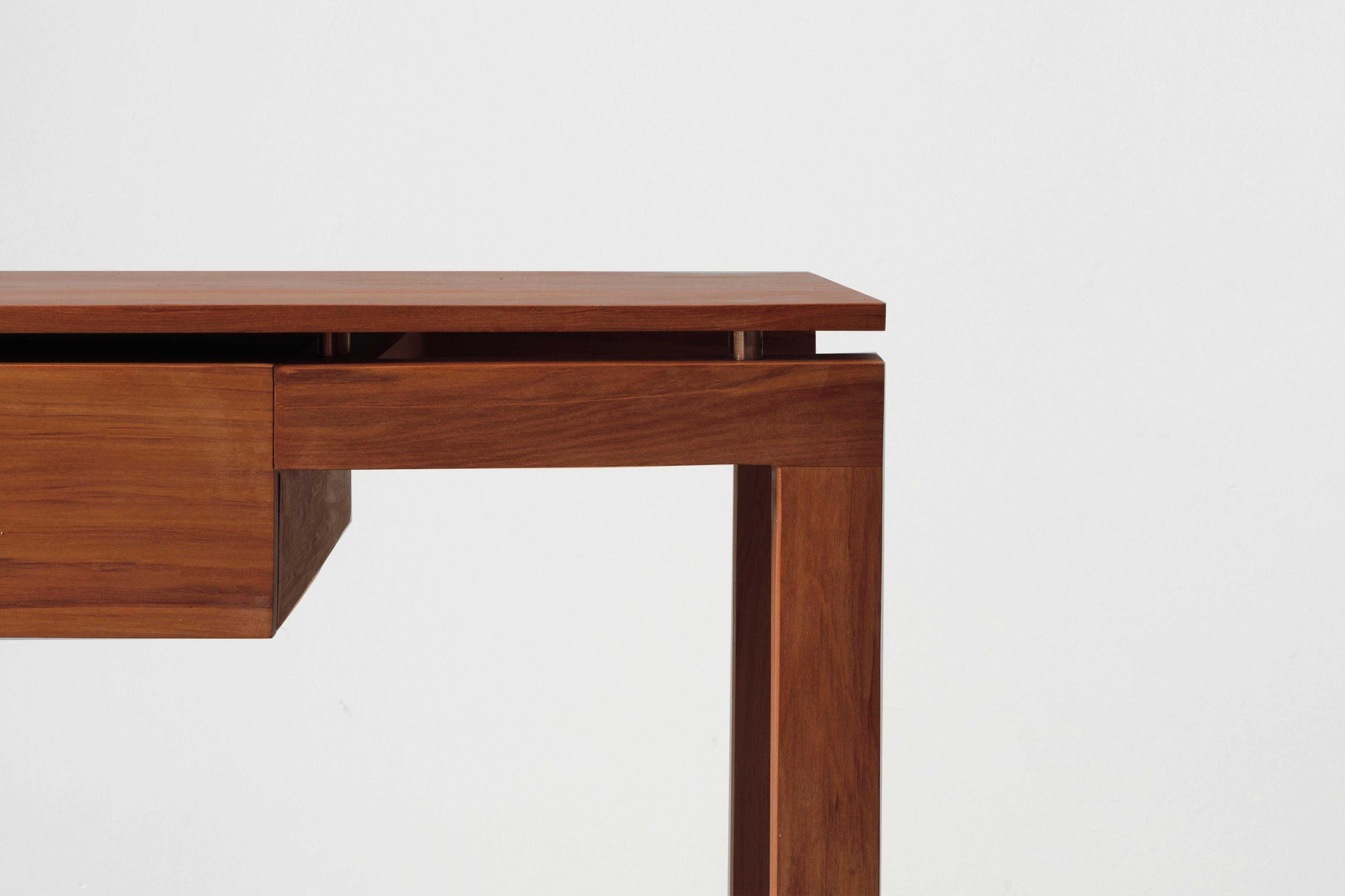 Mid-Century moderno Tavolo da console Wanaka, noce massiccio - Ispirato allo Studio A in vendita