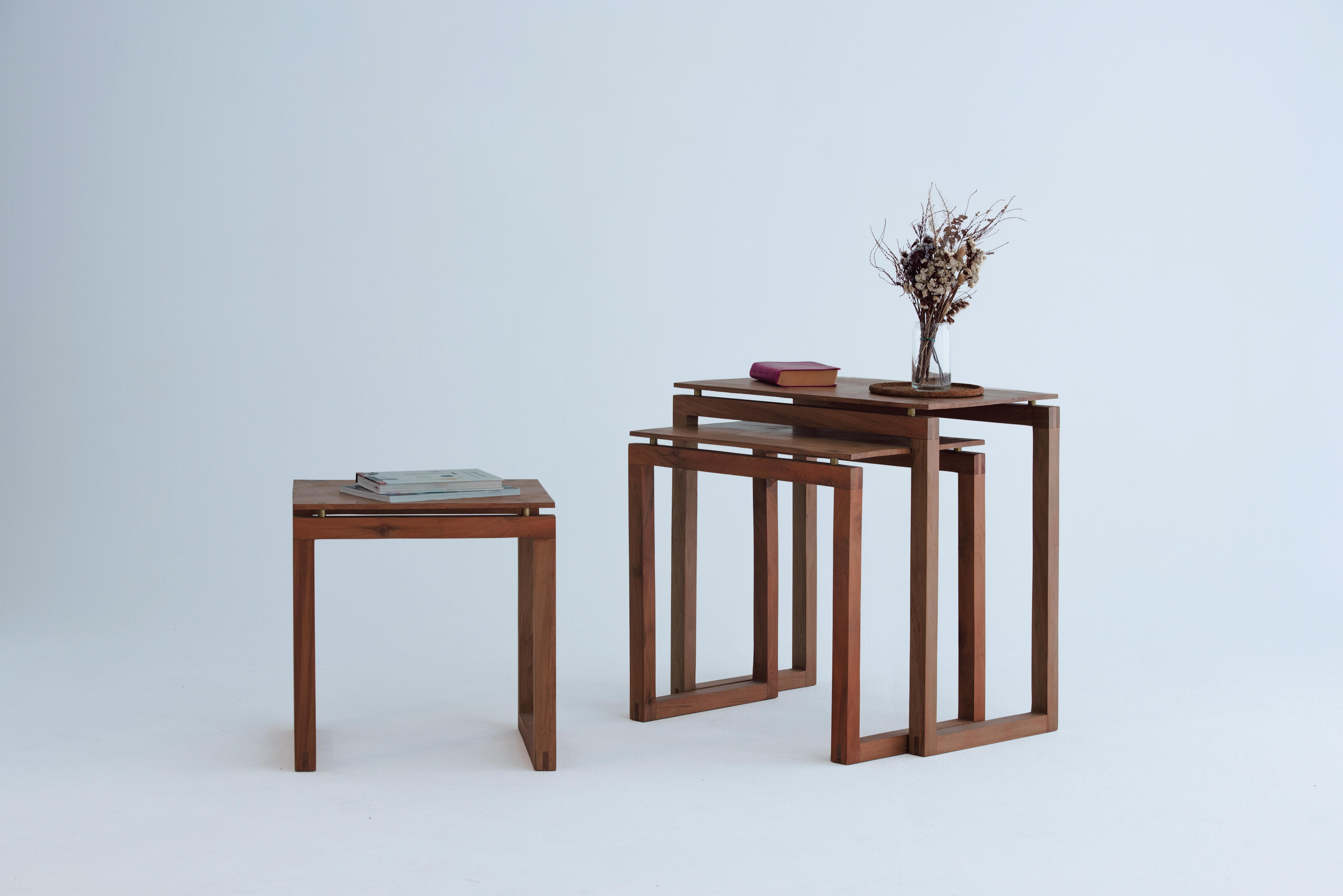 Les tables gigognes Wanaka, un ensemble de 3 tables en noyer massif par le Studio Yann Gandon, équilibrent une forme sculpturale avec une fonctionnalité tranquille. Inspiré par un séjour en Nouvelle-Zélande, ce design reflète non pas un paysage de