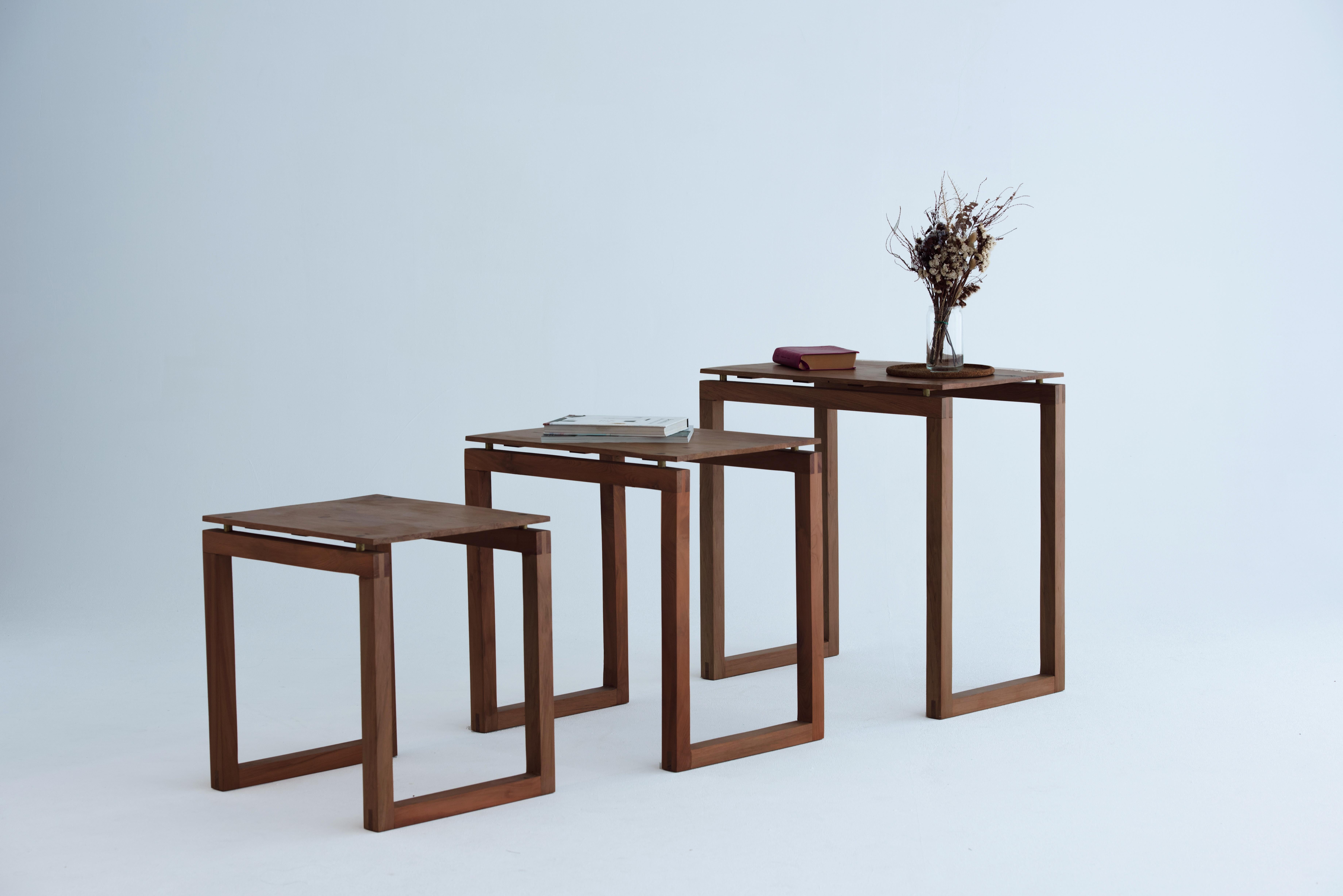 Danois Tables gigognes Wanaka, noyer massif - Inspiré par le Studio Yann pour le milieu du siècle dernier