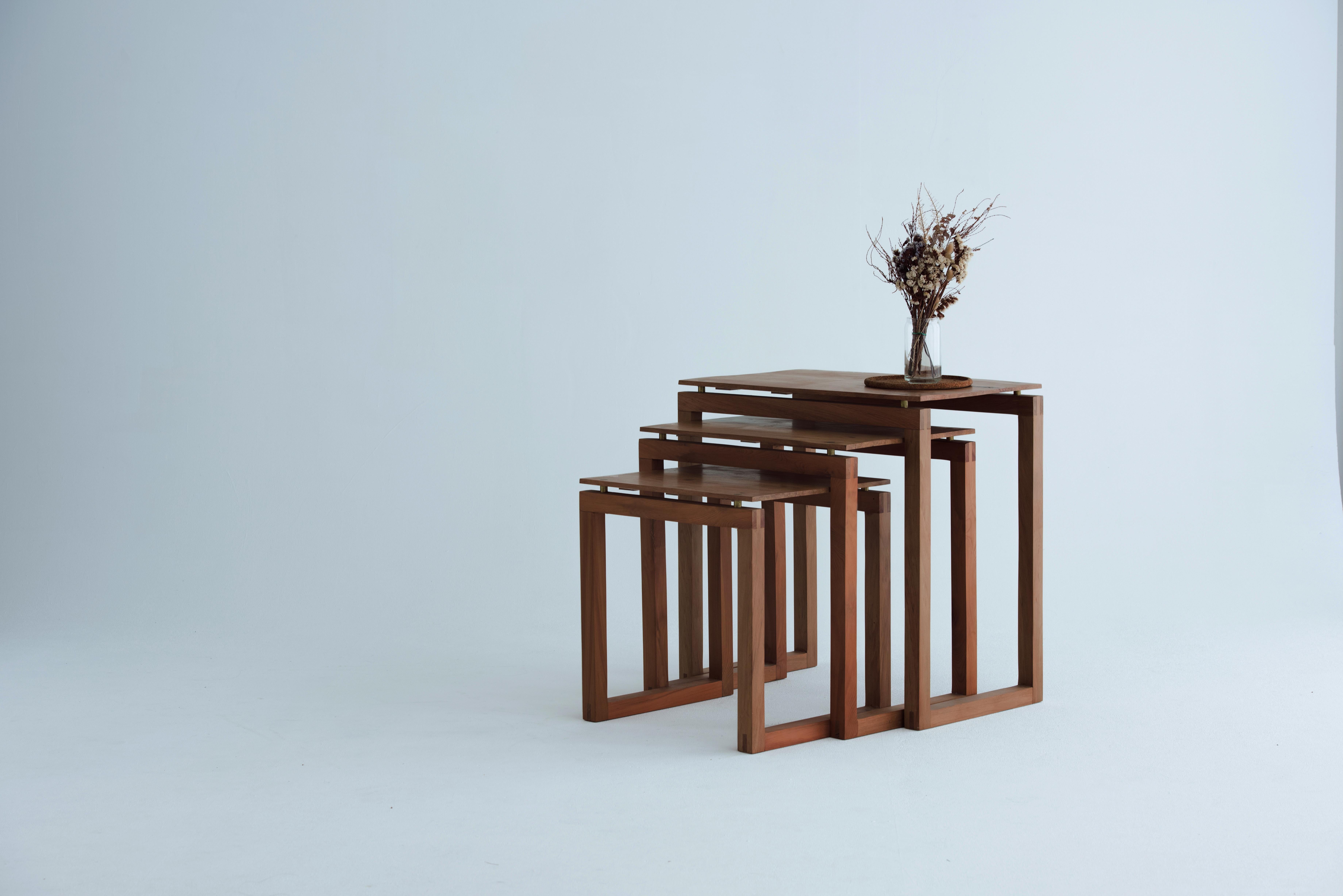 Tables gigognes Wanaka, noyer massif - Inspiré par le Studio Yann pour le milieu du siècle dernier Neuf à København S, DK