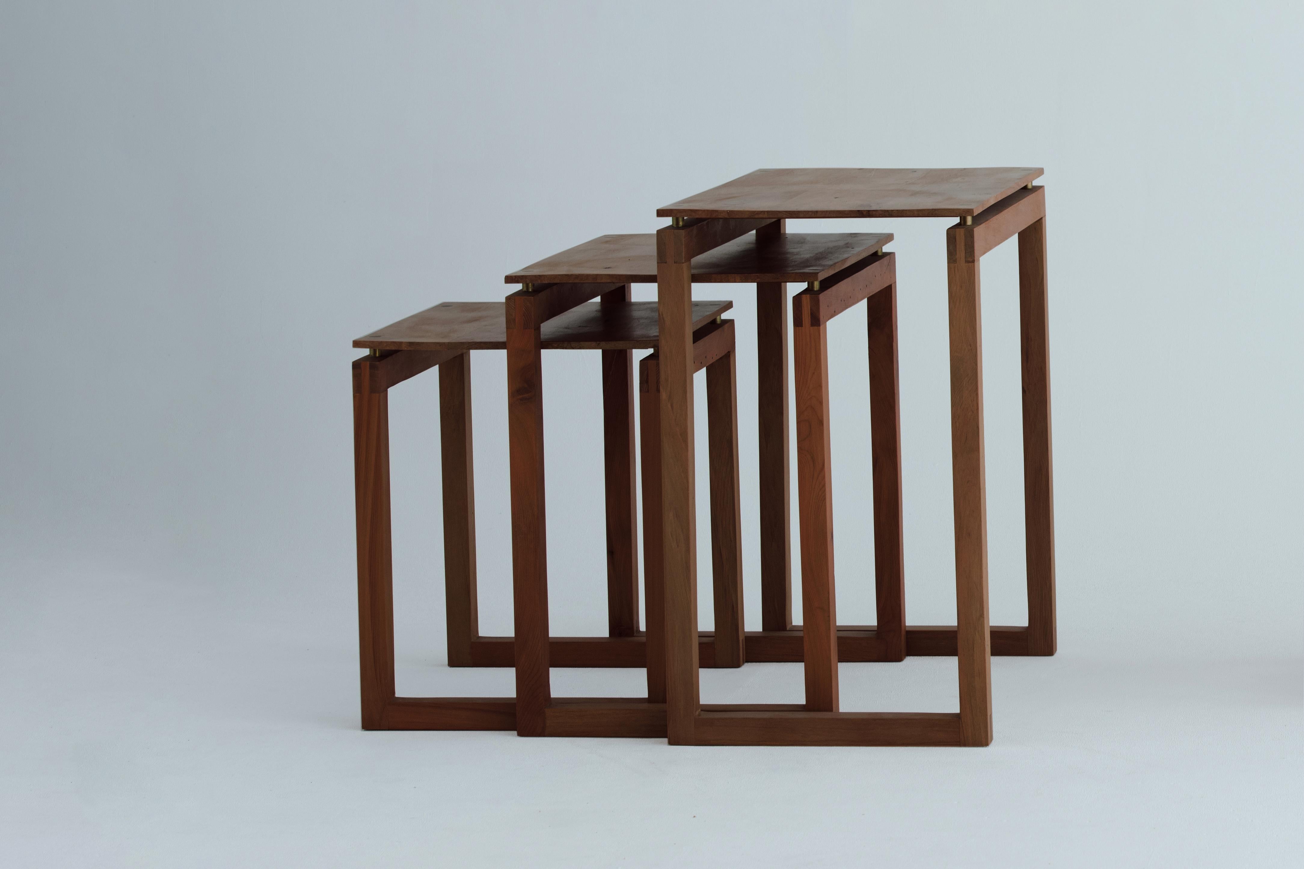 Laiton Tables gigognes Wanaka, noyer massif - Inspiré par le Studio Yann pour le milieu du siècle dernier