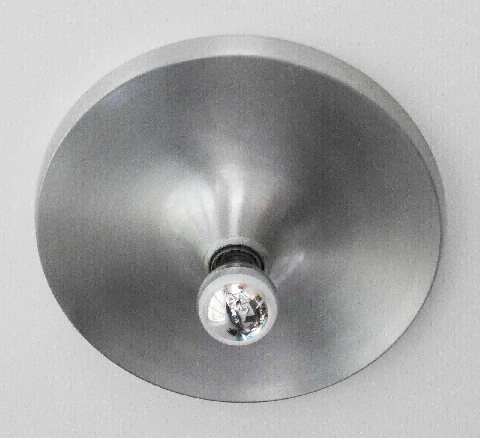 Wand lamp/ceiling lamp from Charlotte Perriand for ski resort les Arcs (France)
1960-1970
Brushed aluminum 33/34 cm
Good condition works /
Use mirror bulb/ no bulb.