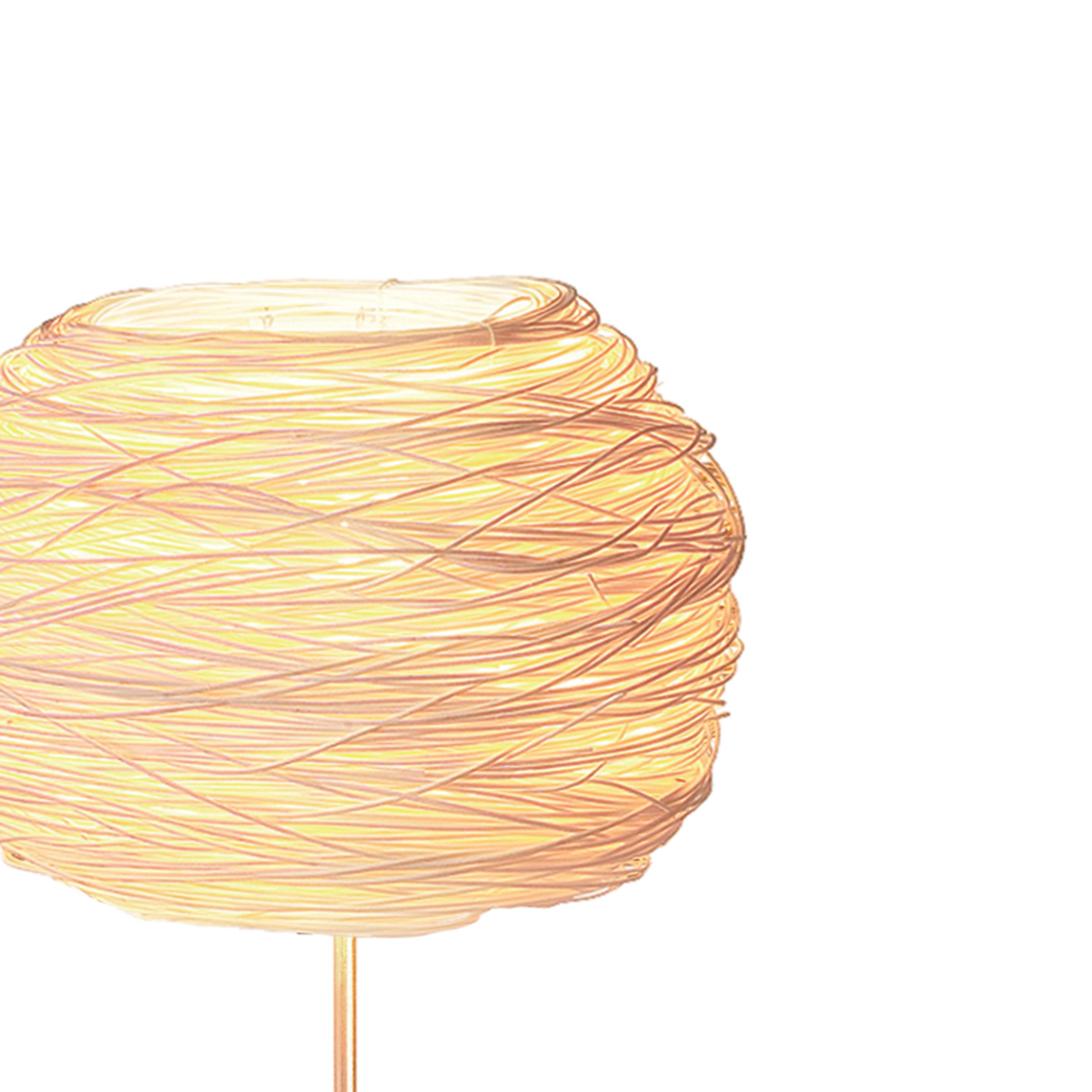La lampe de table Wand Nest fait partie d'une collection unique de lampes de table fabriquées à la main, conçue et créée par Ango. L'ambiance chaleureuse et subtile générée par la lumière diffusée crée une énergie relaxante dans l'espace. La lampe