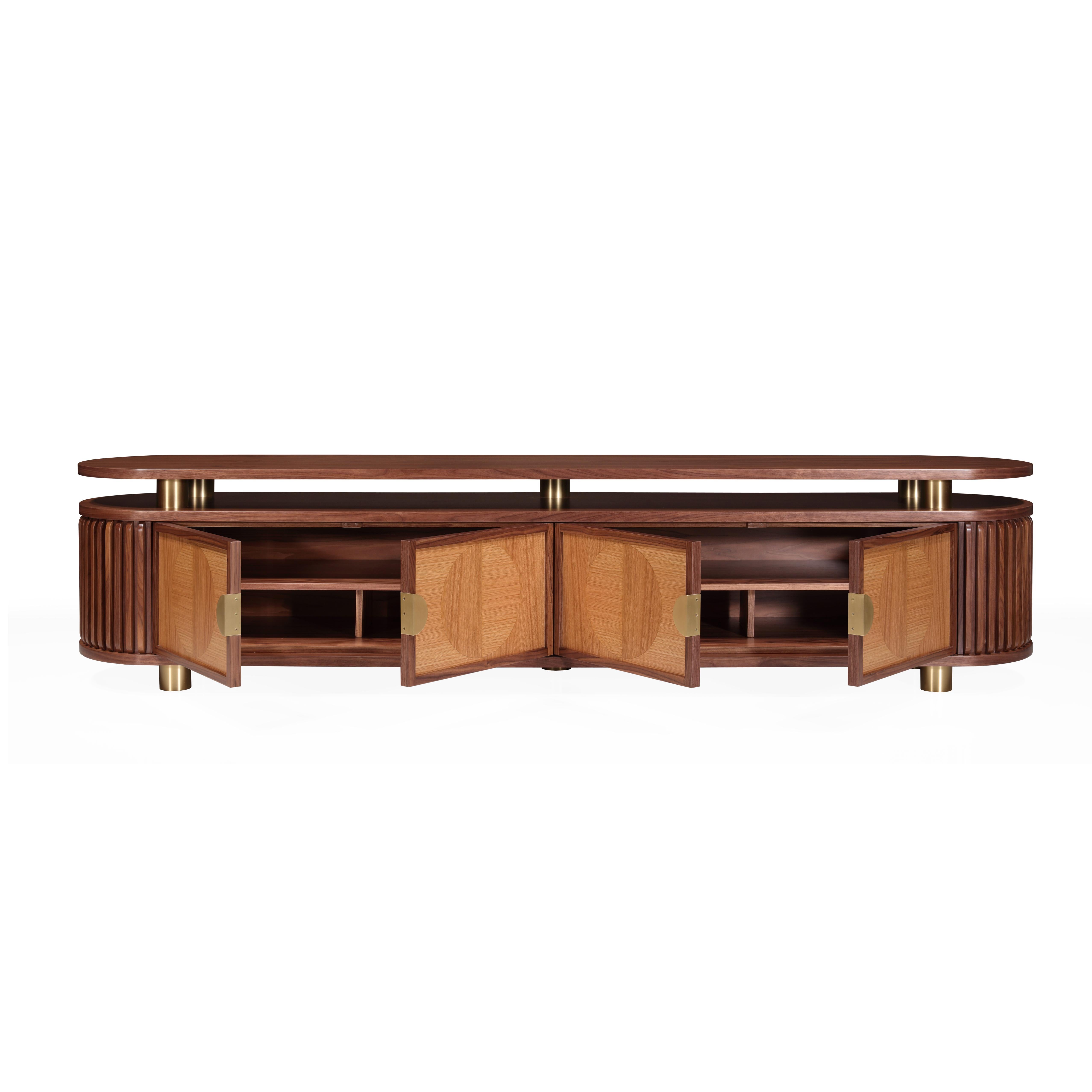 Minimalismo Wanda II - Eleganza della credenza in noce con dettagli in ottone e ante intarsiate in vendita