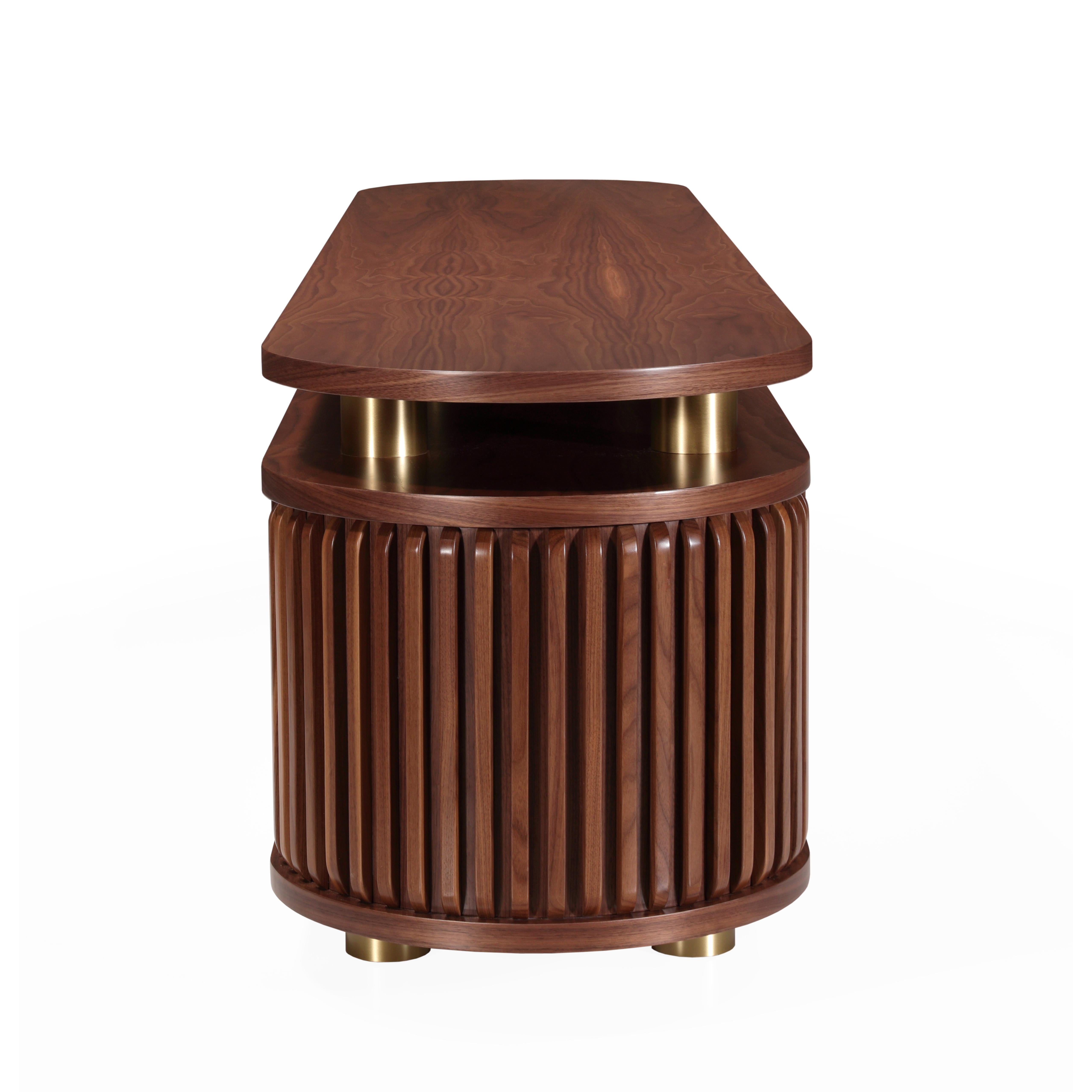 Portoghese Wanda II - Eleganza della credenza in noce con dettagli in ottone e ante intarsiate in vendita