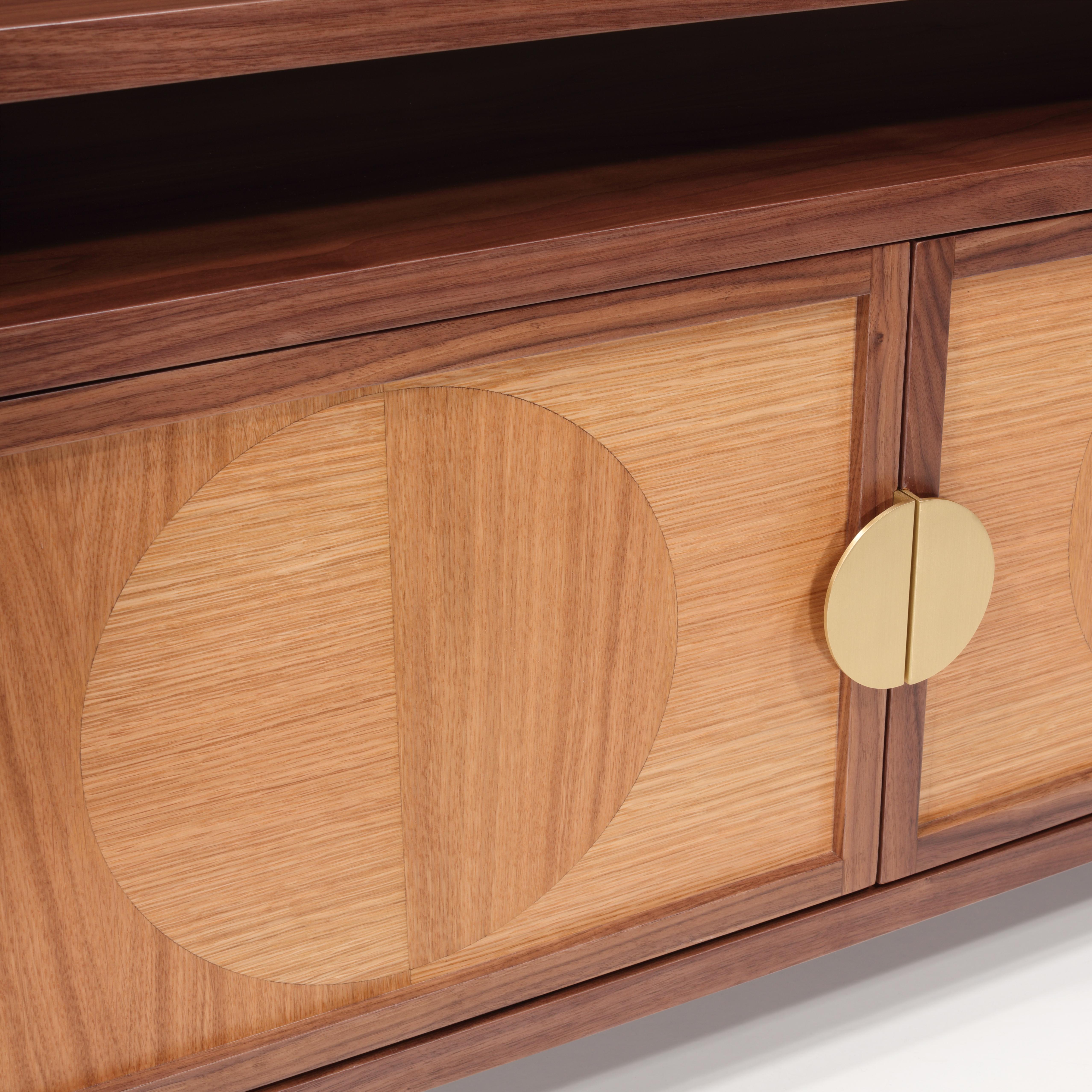 Falegnameria Wanda II - Eleganza della credenza in noce con dettagli in ottone e ante intarsiate in vendita