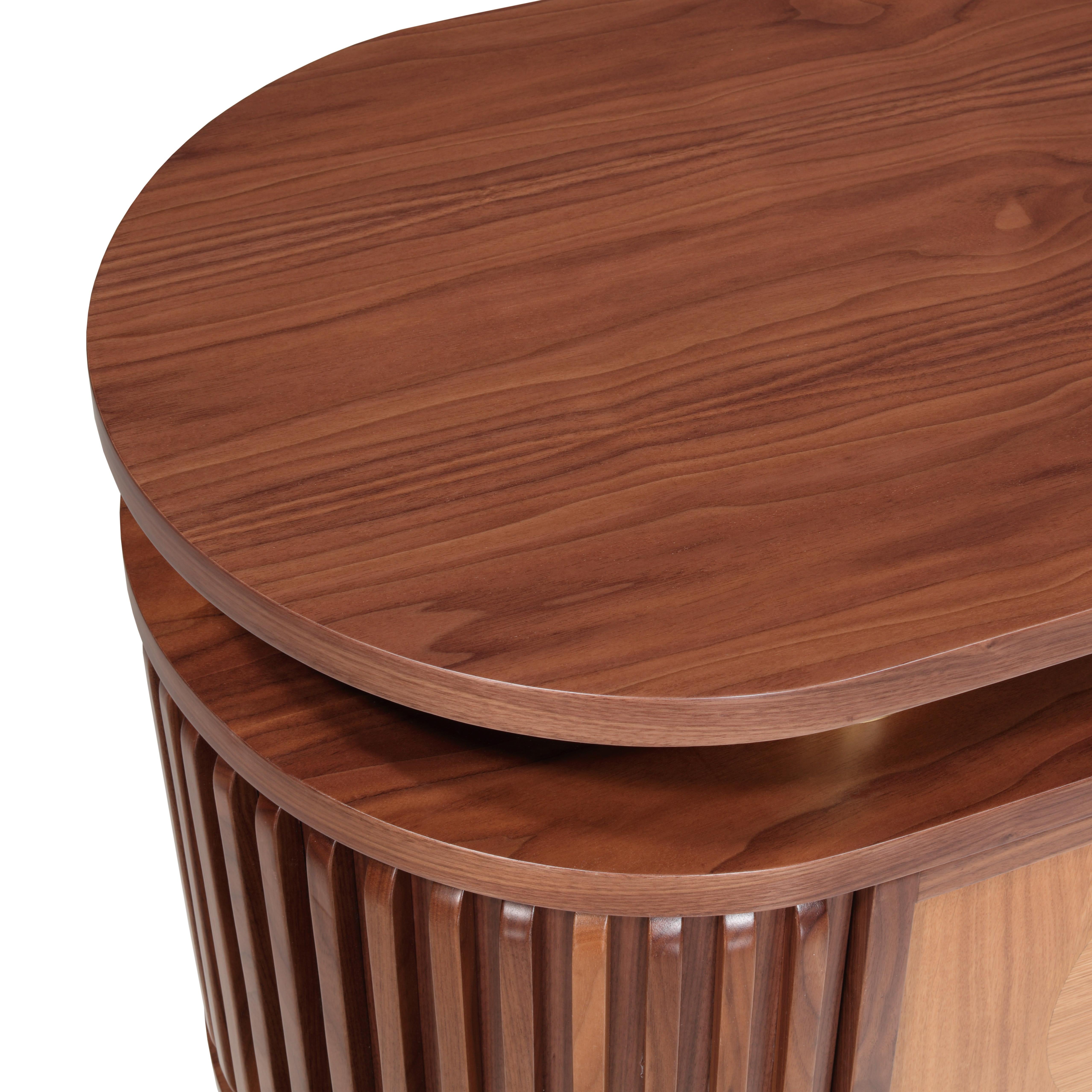 Wanda II - Eleganza della credenza in noce con dettagli in ottone e ante intarsiate In condizioni Nuovo in vendita a Baguim Do Monte, PT