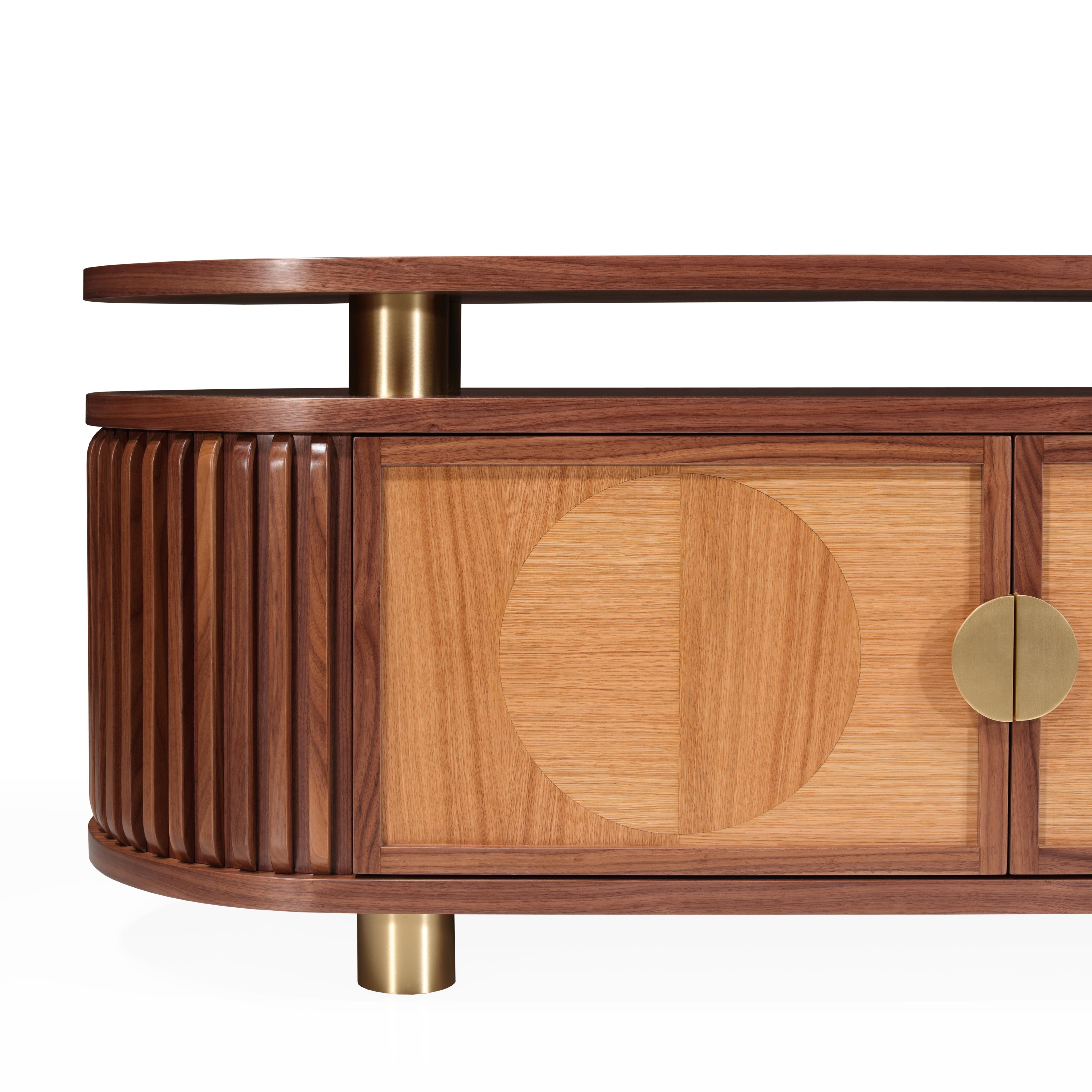 XXI secolo e contemporaneo Wanda II - Eleganza della credenza in noce con dettagli in ottone e ante intarsiate in vendita