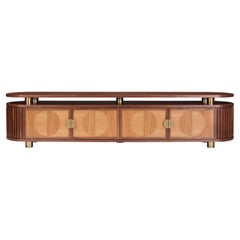 Wanda II - Elegante Credenza de Nogal con Detalles de Latón y Puertas de Marquetería