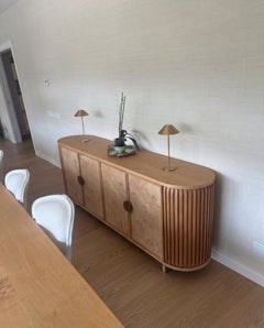 Buffet Wanda : structure en chêne, portes en loupe de chêne, poignées en laiton brossé vieilli