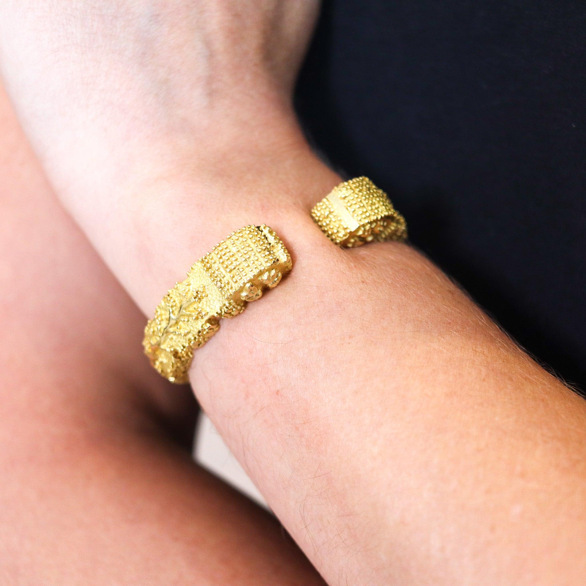 Bangle cuff bracelet designed by Robert Wander for Wander-France.

Fabulous cuff bracelet created at the atelier of Robert Wander for Wander France, back in the 1960. This beautiful bracelet has been crafted with bold geometric patterns in solid