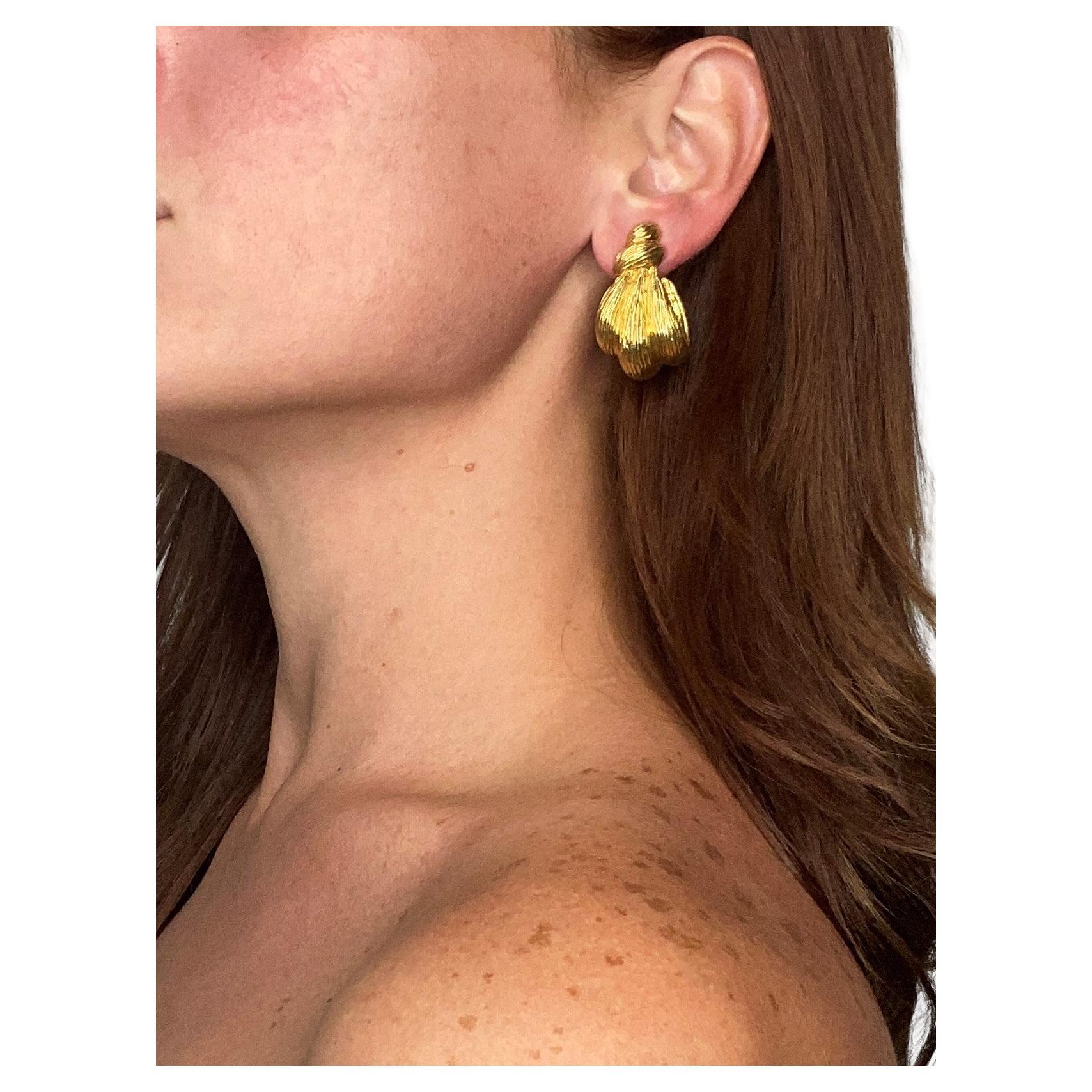 Wrapped knots clips earrings designed by Robert Wander.

An oversized unusual bold pair created at the atelier of Robert Wander for Wander France, back in the 1960's. These beautiful clips earrings has been crafted with a wrapped knots patterns in