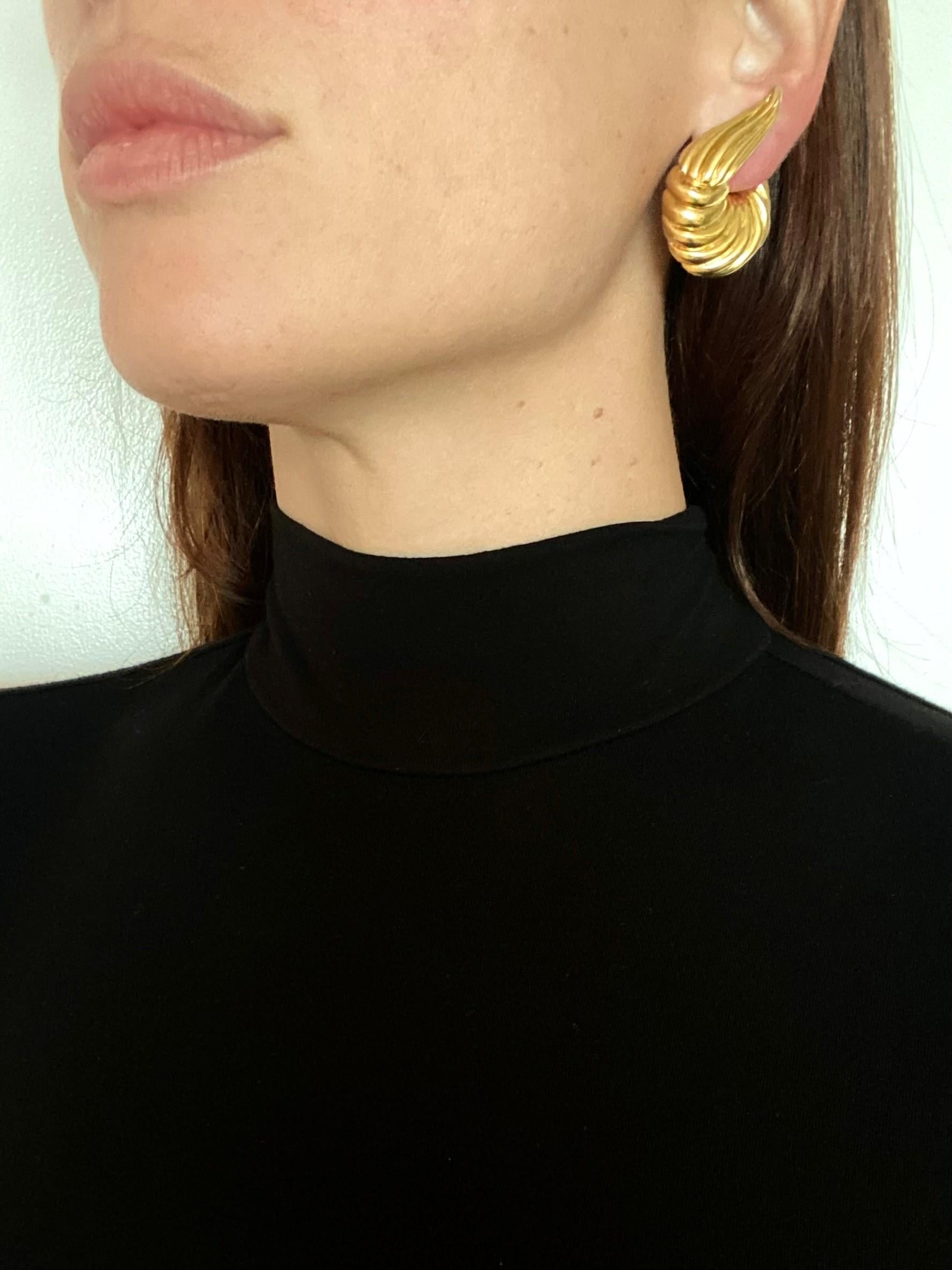 Exceptional clips earrings designed by Robert Wander.

An oversized bold pair created at the atelier of Robert Wander for Wander France, back in the 1960's. These beautiful aerodynamics earrings has been crafted in solid yellow gold of 18 karats