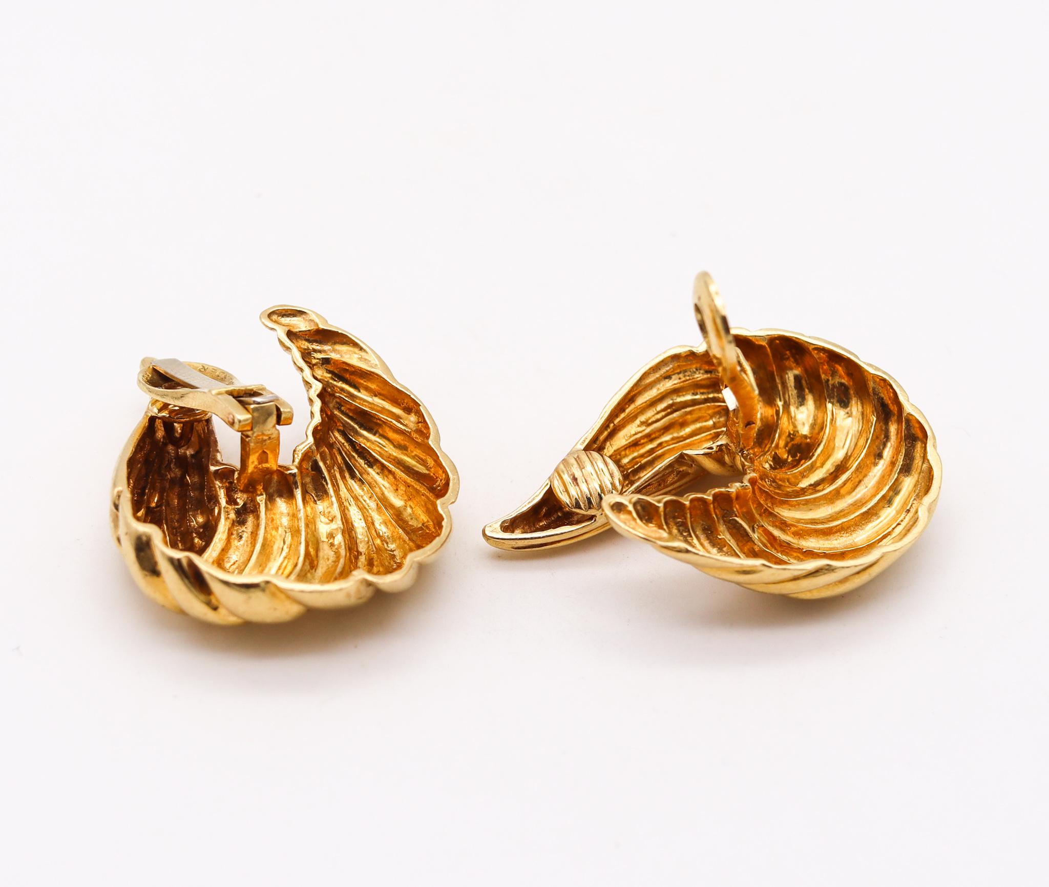 Wander France 1960 Textured Fluted Clips Earrings in 18Kt Yellow Gold In Excellent Condition In Miami, FL