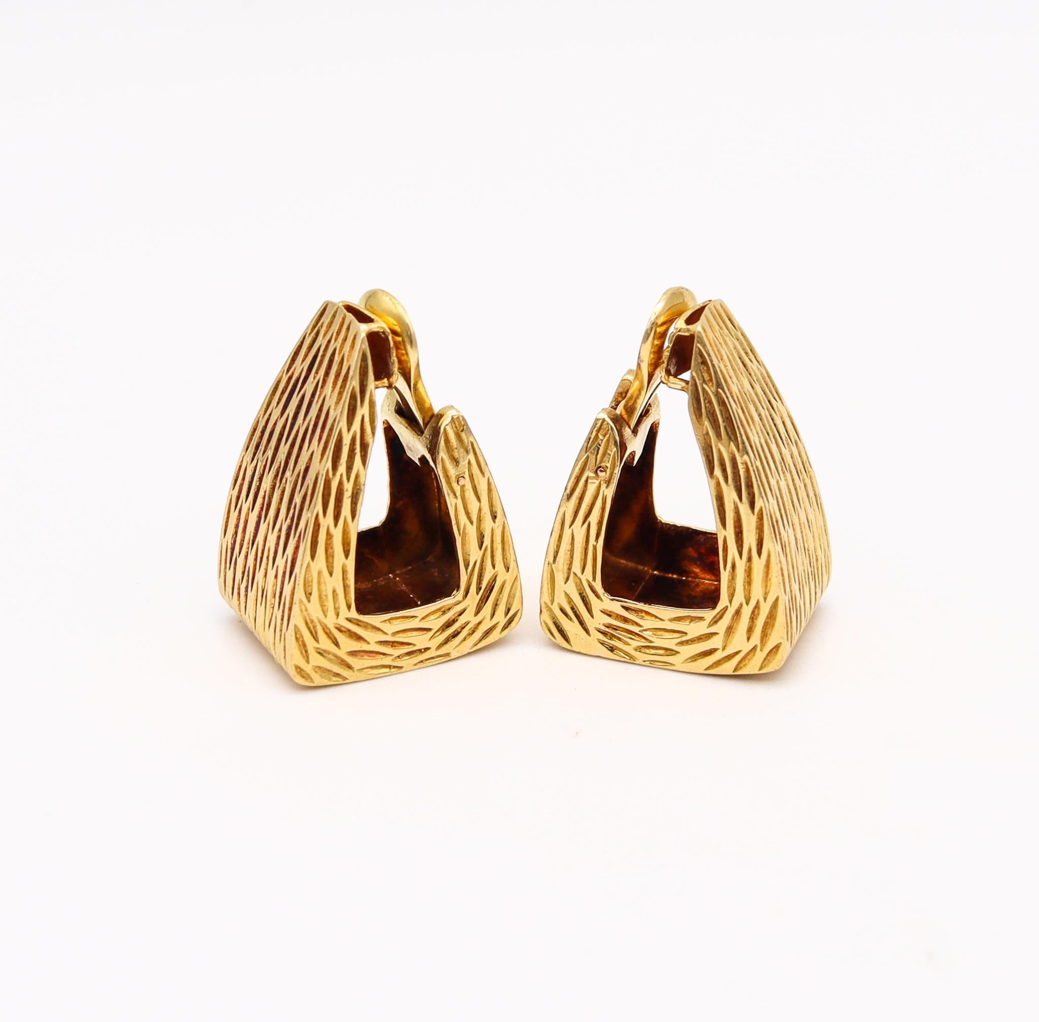 Modernist Wander France 1960 Textured Rectangular Clips on Earrings in 18karat Yellow Gold For Sale