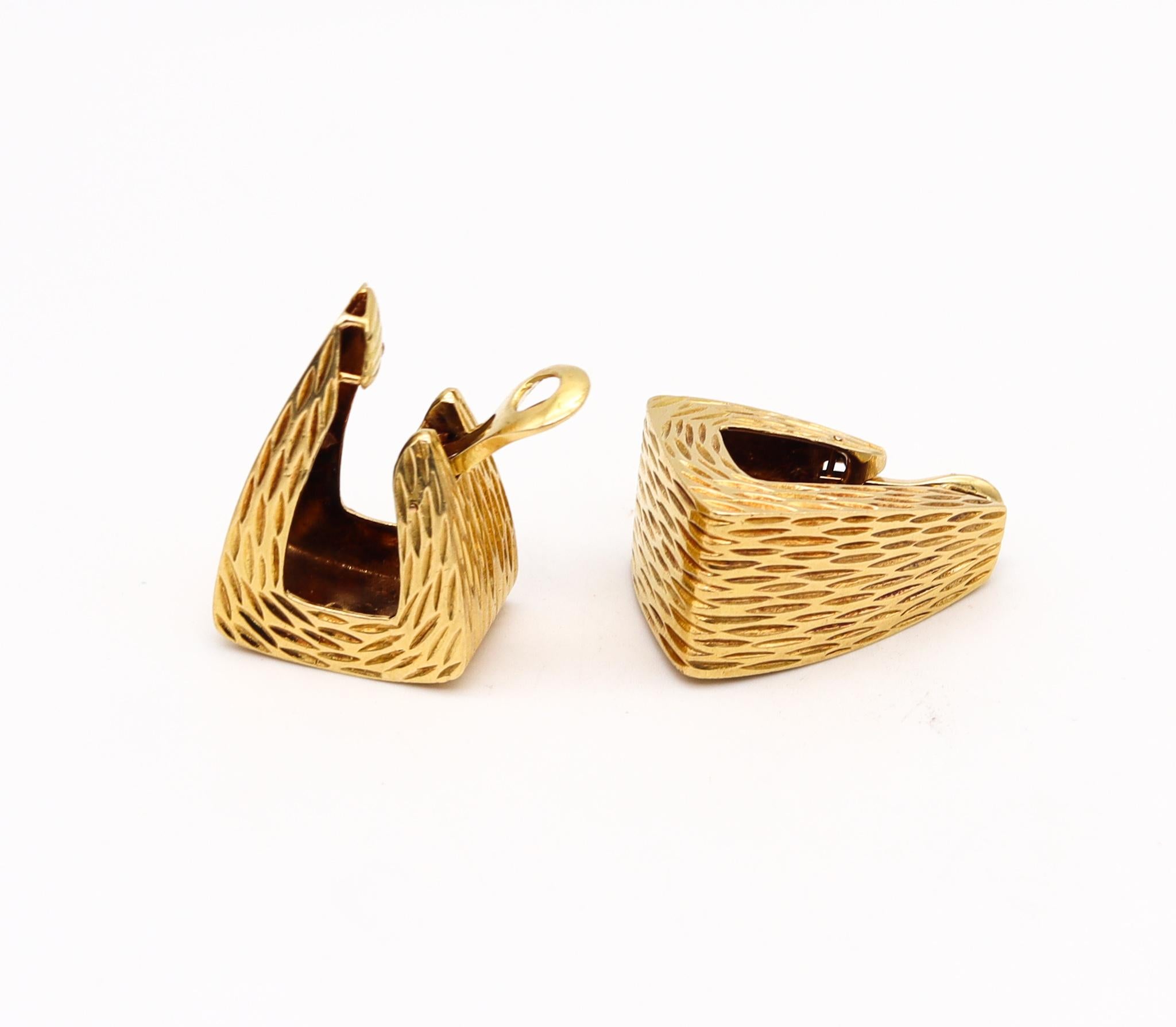 Wander France 1960 Texturierte rechteckige Clips an Ohrringen aus 18 Karat Gelbgold im Zustand „Hervorragend“ im Angebot in Miami, FL