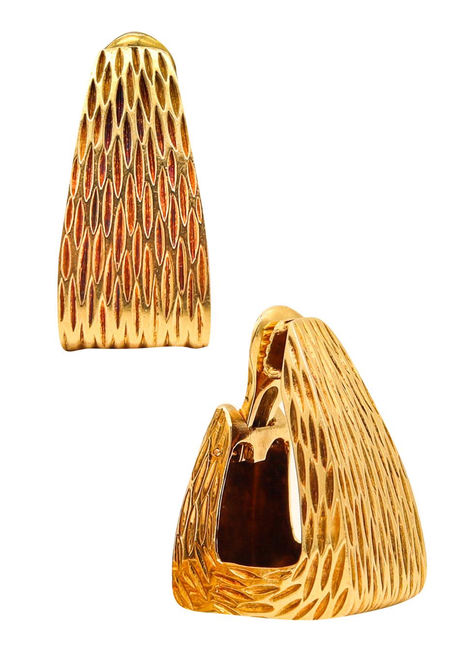Wander France 1960 Texturierte rechteckige Clips an Ohrringen aus 18 Karat Gelbgold im Angebot