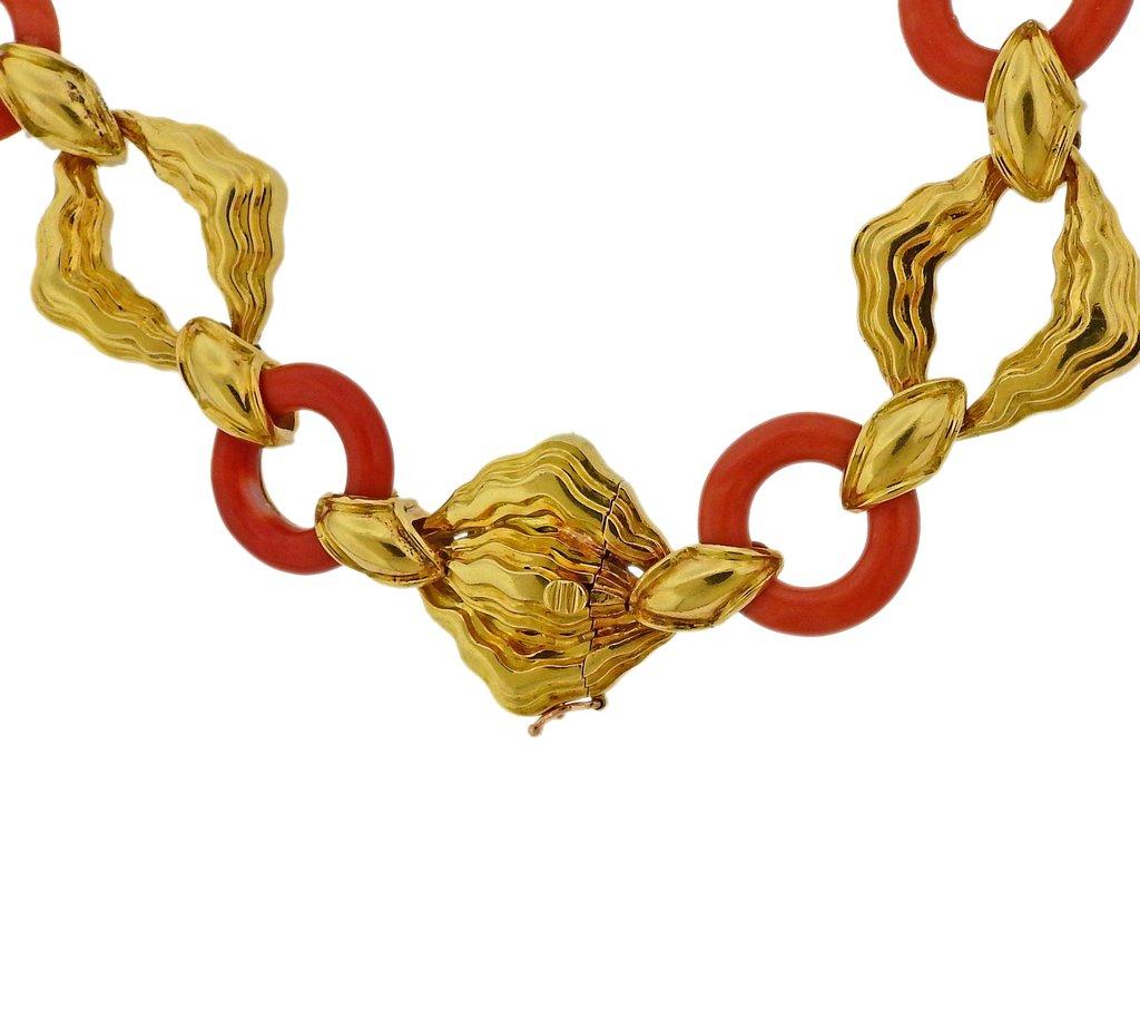 Round Cut Wander France 1970s Coral Gold Link Necklace For Sale