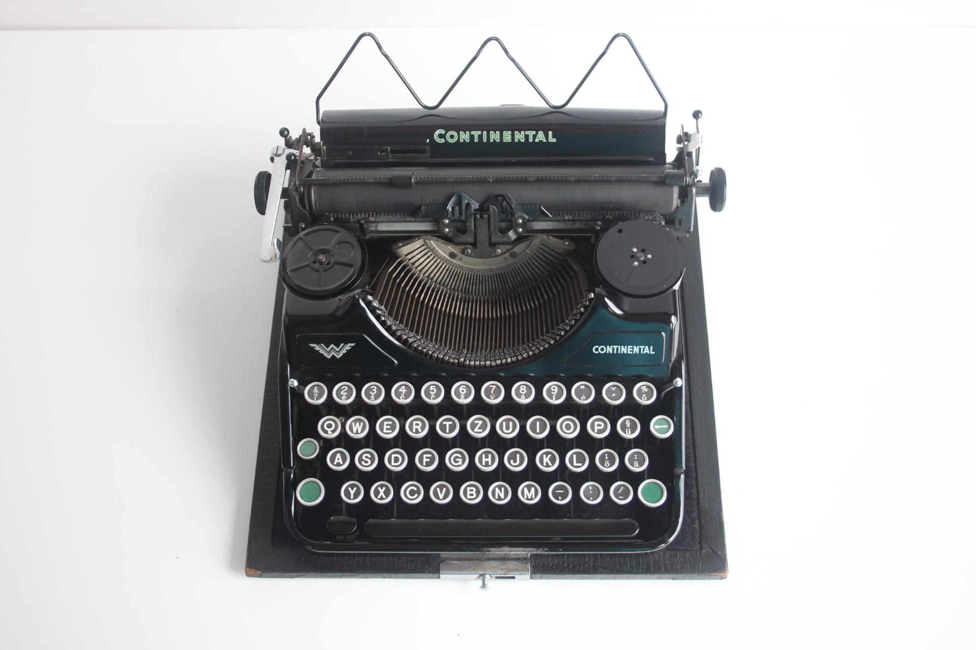 Un pezzo iconico del design industriale di inizio secolo, questa macchina da scrivere Continental di Wanderer-Werke AG è stata prodotta in Germania negli anni Trenta. Conosciuta per la sua eccezionale maestria e il suo stile distintivo, presenta