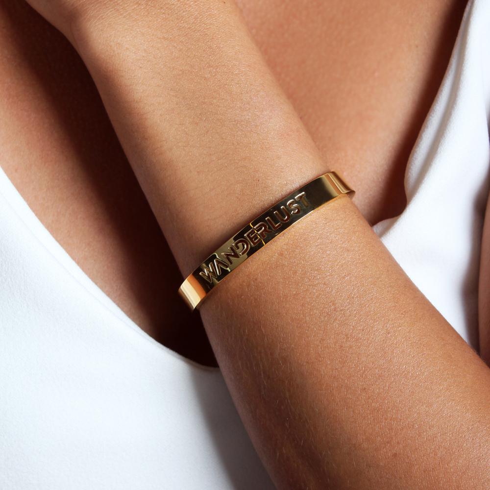 Keep your strong desire to wander and explore the world with this 24K Gold Plated and Rhodium Plated Wanderlust bracelet.
Perfect to picture yourself as a travel lover!

*24K Gold Plated Stainless Steel
*Small 16 cm / 6.2 in perimeter
 Medium: 17 cm