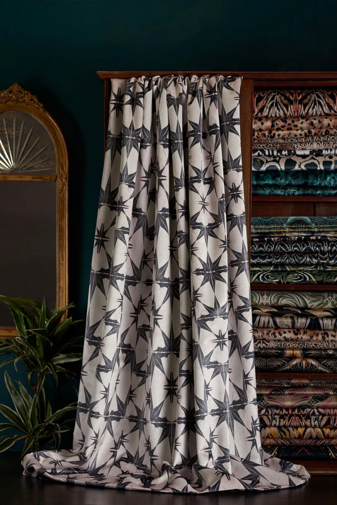 Das von marokkanischen Fliesen inspirierte Design Wanderlust Blush ist in sanften Rosatönen und Anthrazit/Schwarz gehalten.

Dieser Samt hat ein mittleres Gewicht und eine feste, gerade gewebte Rückseite. Er eignet sich daher für Polsterungen, ist
