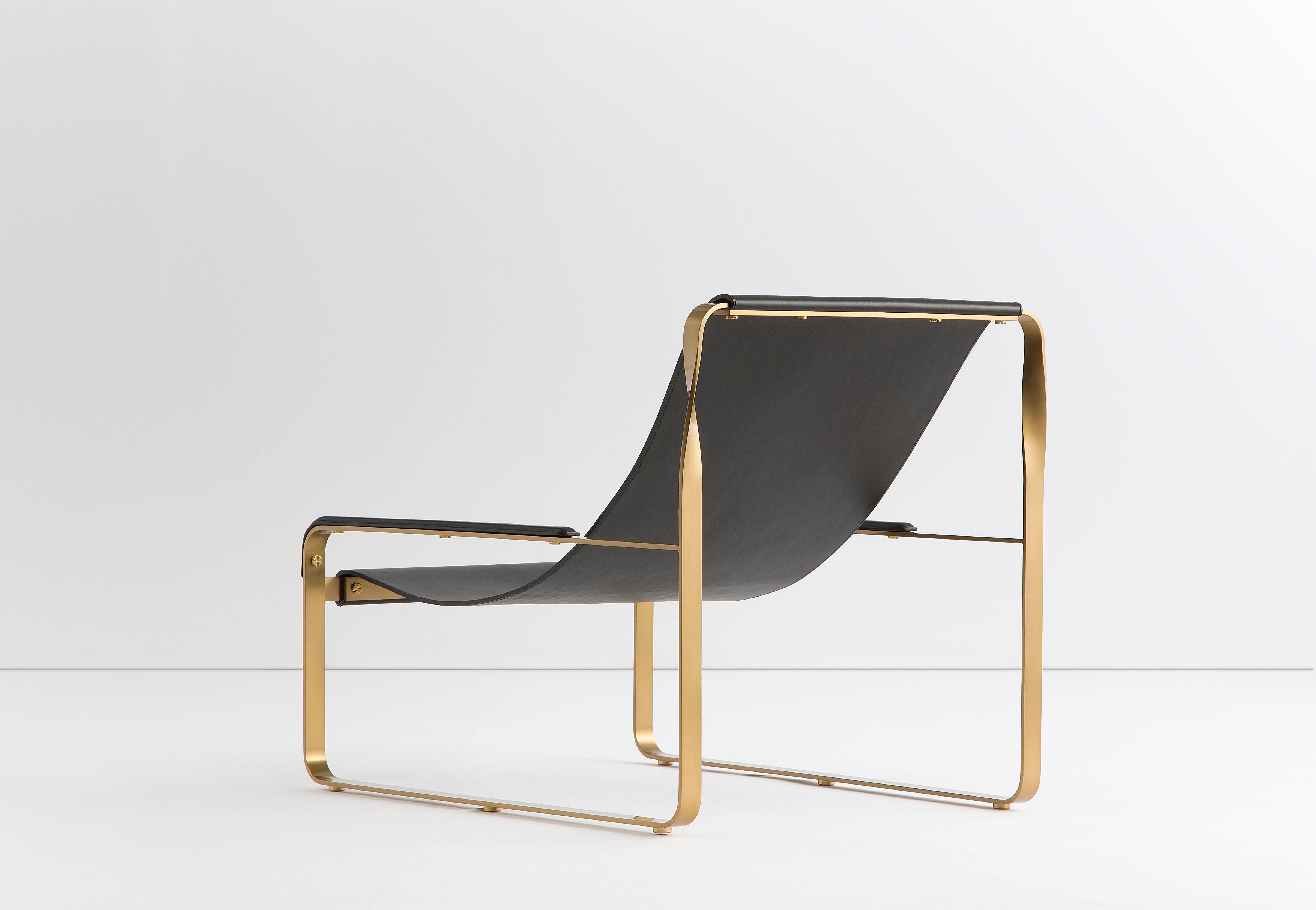 Klassische zeitgenössische handgefertigte Chaiselongue-Sessel aus Messing, Metall und schwarzem Leder (Spanisch) im Angebot
