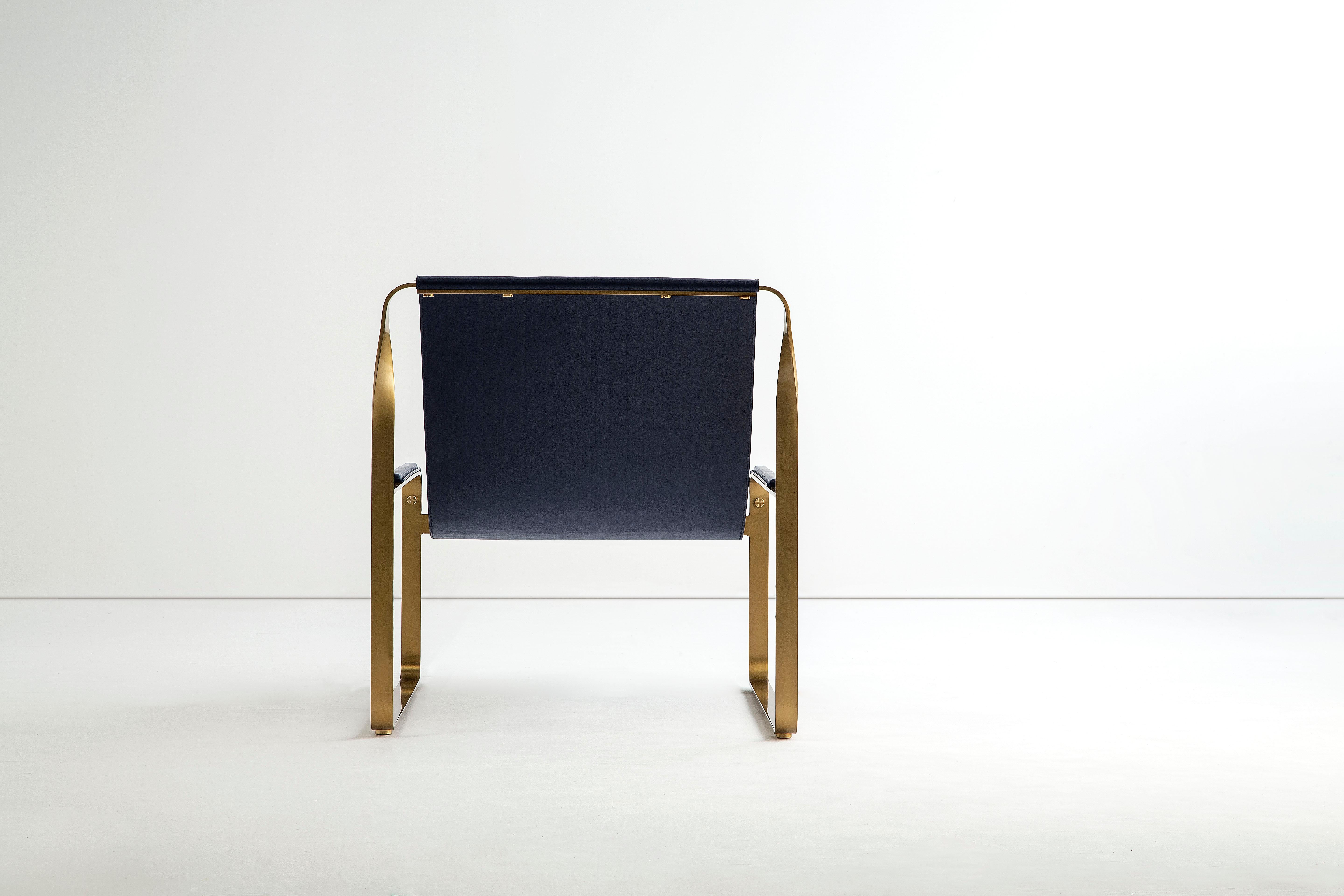 Klassisches zeitgenössisches Chaiselongue-Sessel aus gealtertem Messing und marineblauem Leder (Spanisch) im Angebot