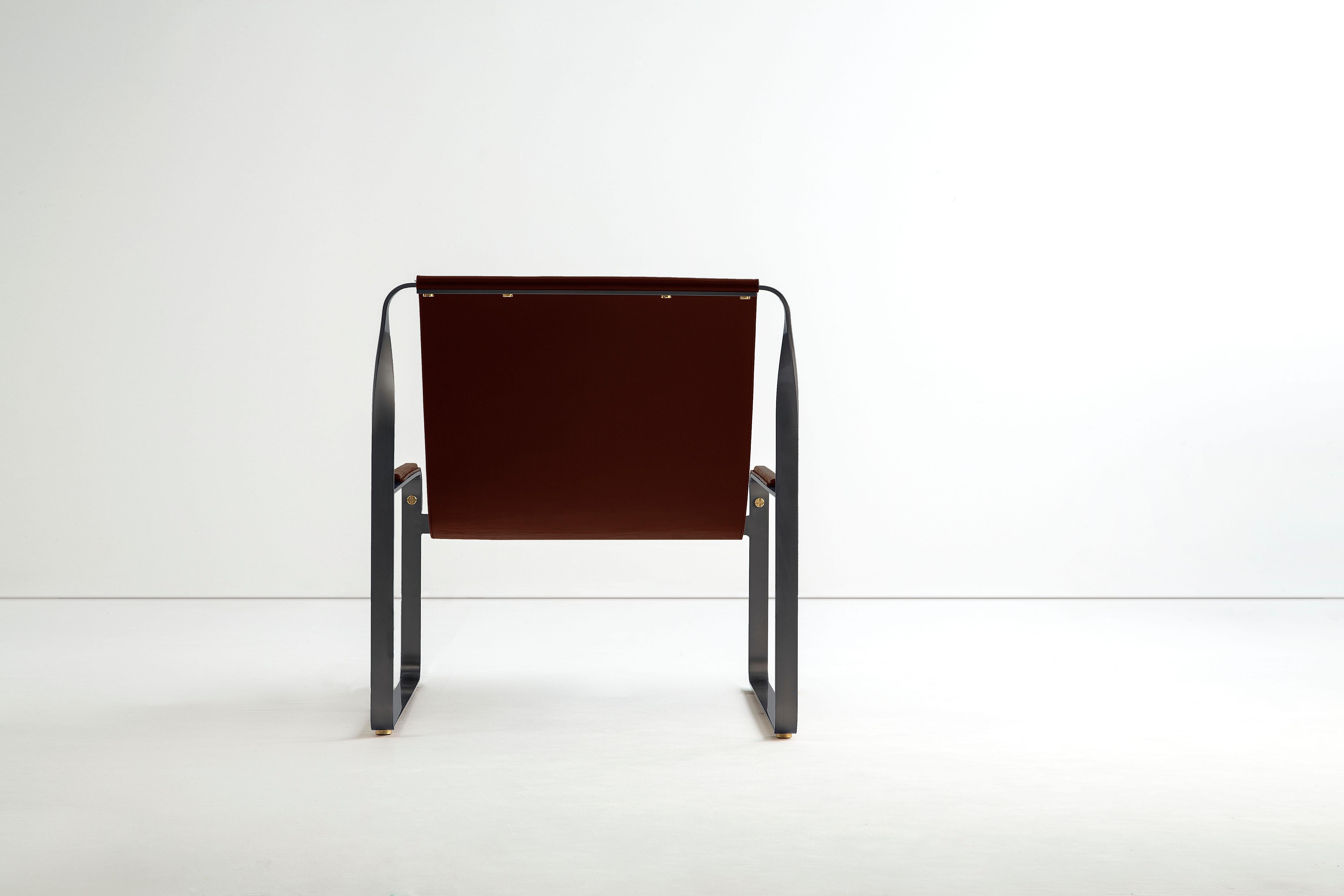 Classic Contemporary Chaise Lounge Schwarzes Rauchmetall & Dunkelbraunes Leder (Pflanzlich gefärbt) im Angebot