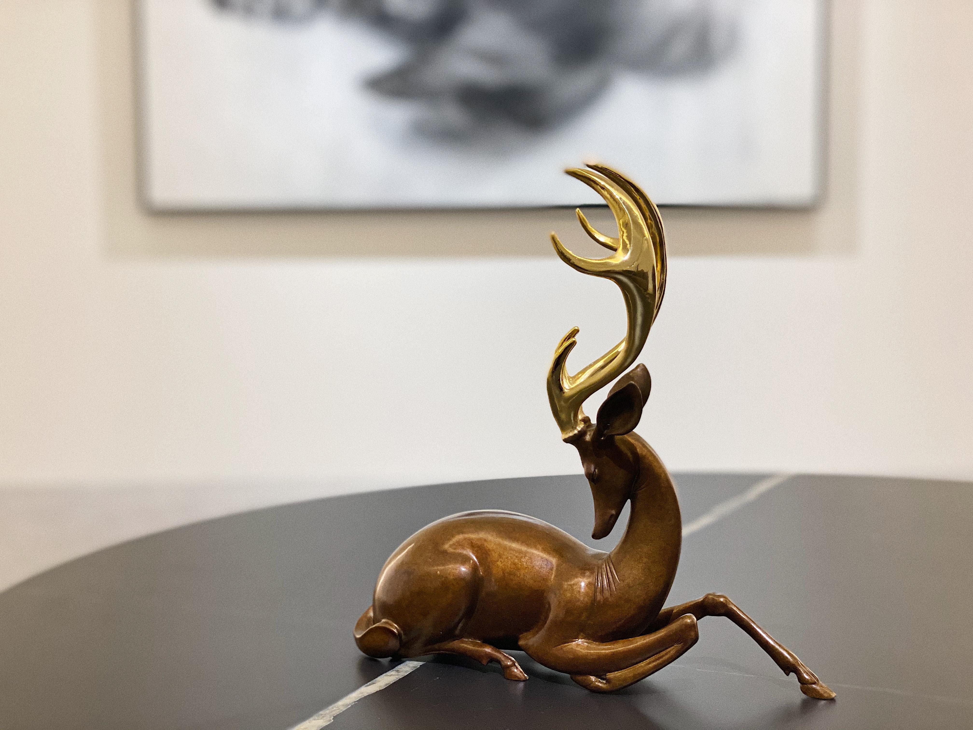 Zeitgenössische Tierskulptur von Wang Dapeng- Schlaflosigkeit (Gold), Figurative Sculpture, von Wang Dapeng 