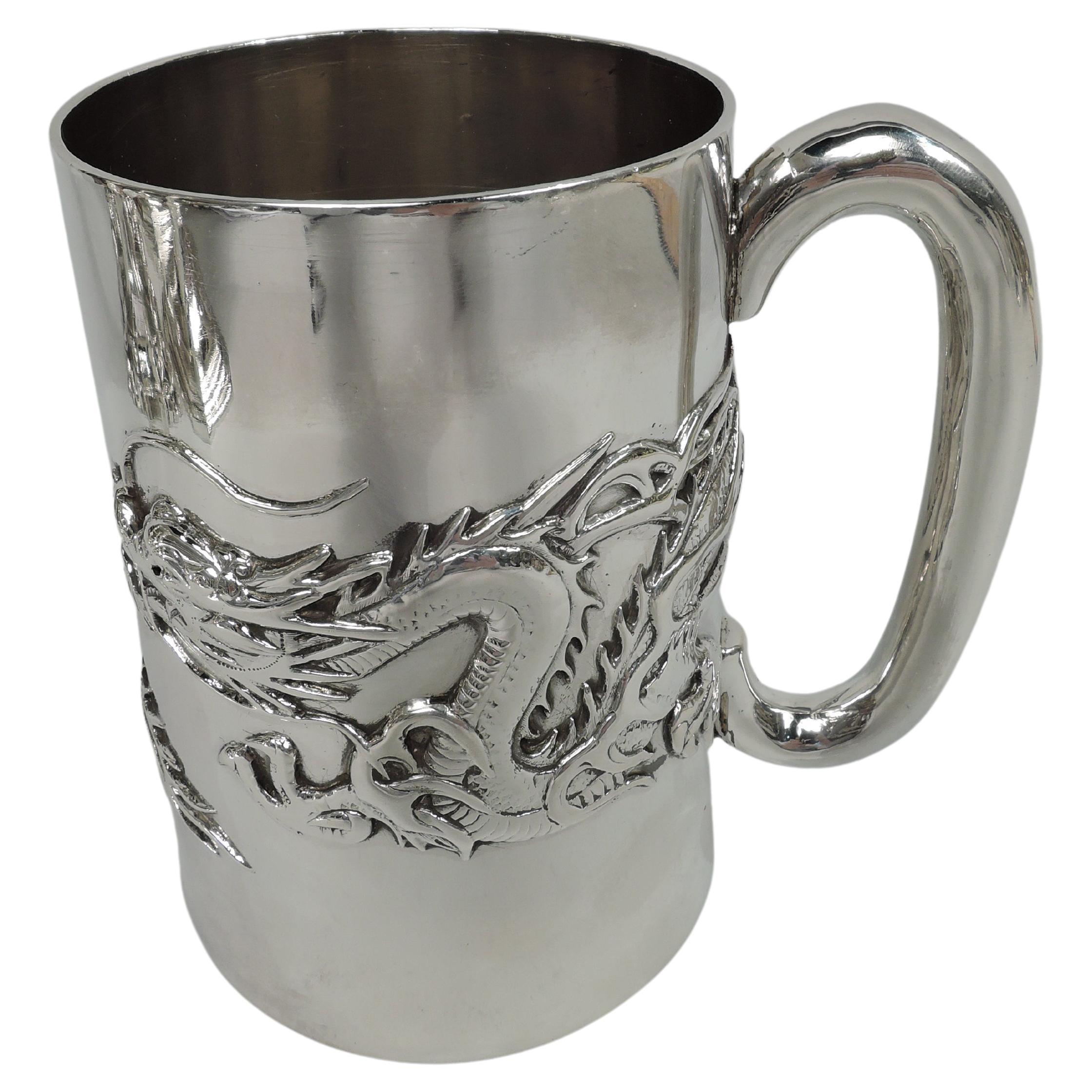 Taza china grande de plata con forma de dragón Wang Hing en venta