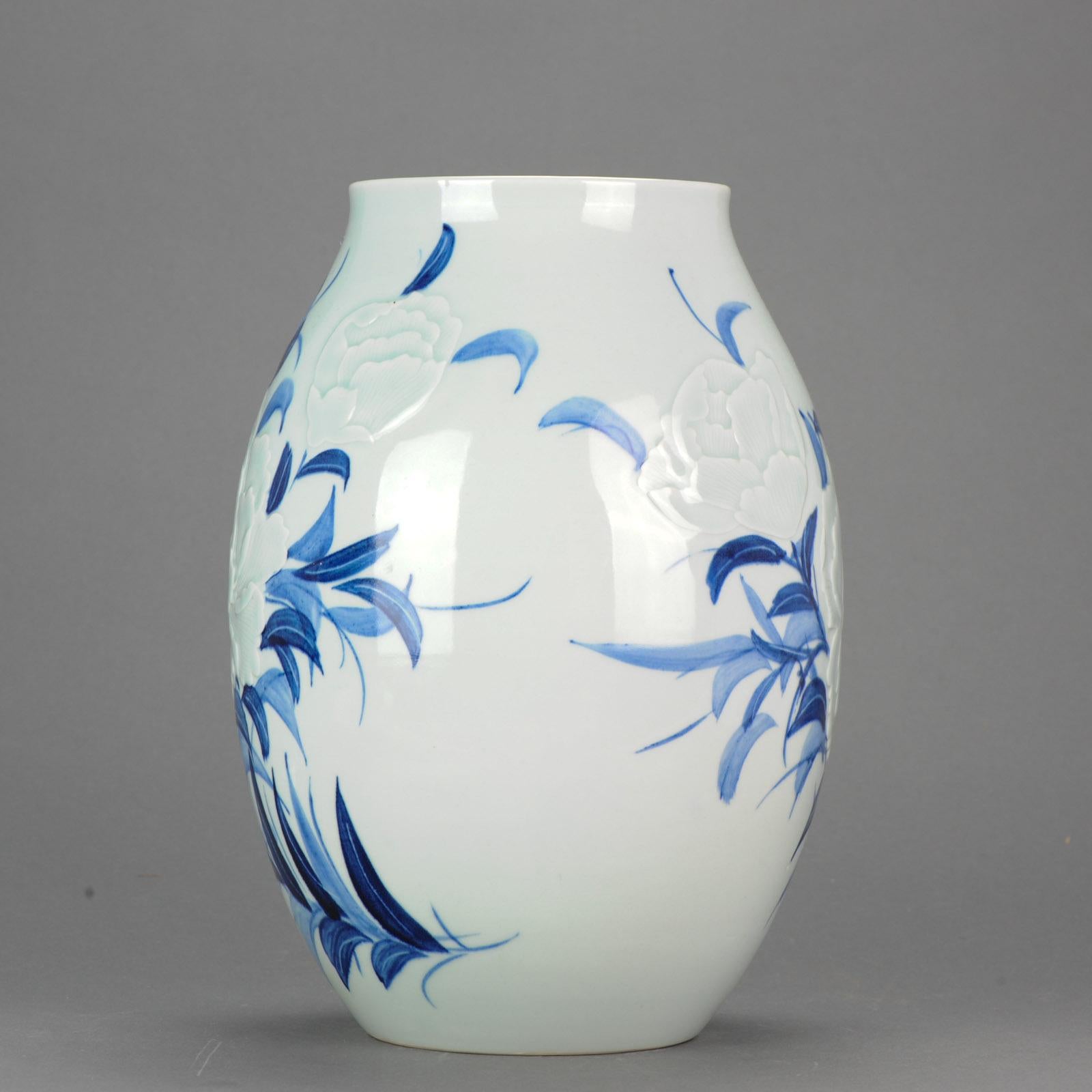 A blue and white porcelain vase, with relief decor of flowers. Dated 2001. Signed Wanglin (1972), Senior Art Artist in Jingdezhen, member of the Jingdezhen Ceramic Art Masters Association. China. H. 31 cm. ???????? “??” ??:2001?