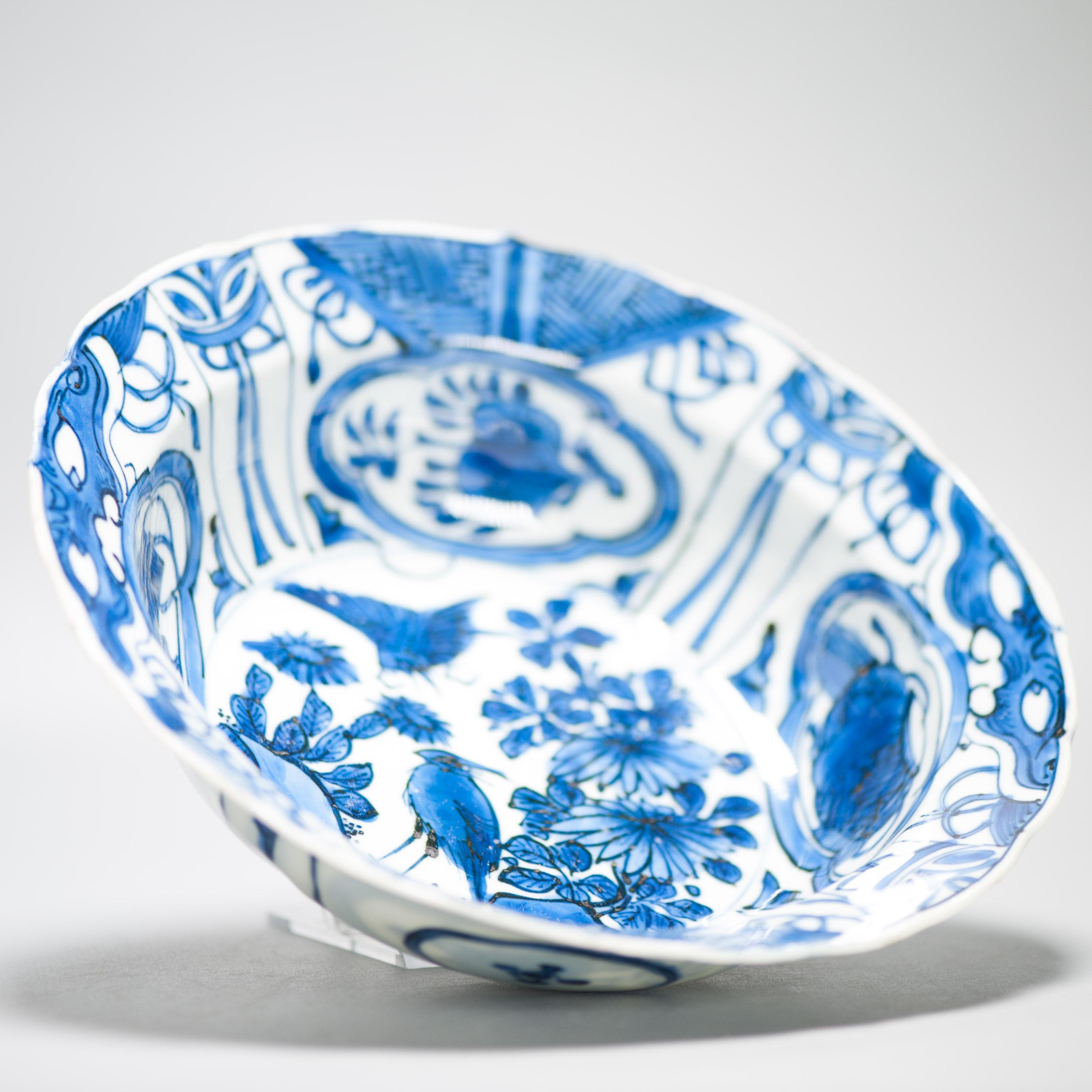 A very nicely potted and painted kraak Klapmuts of a desirable cobalt blue.
Stunning piece with beautifull Pair of birds, absolute top Quality kraak ware!

11-3-25

Condition
some fritting and 2 lines, of which 1 is larger. Size: 21x6.2CM
