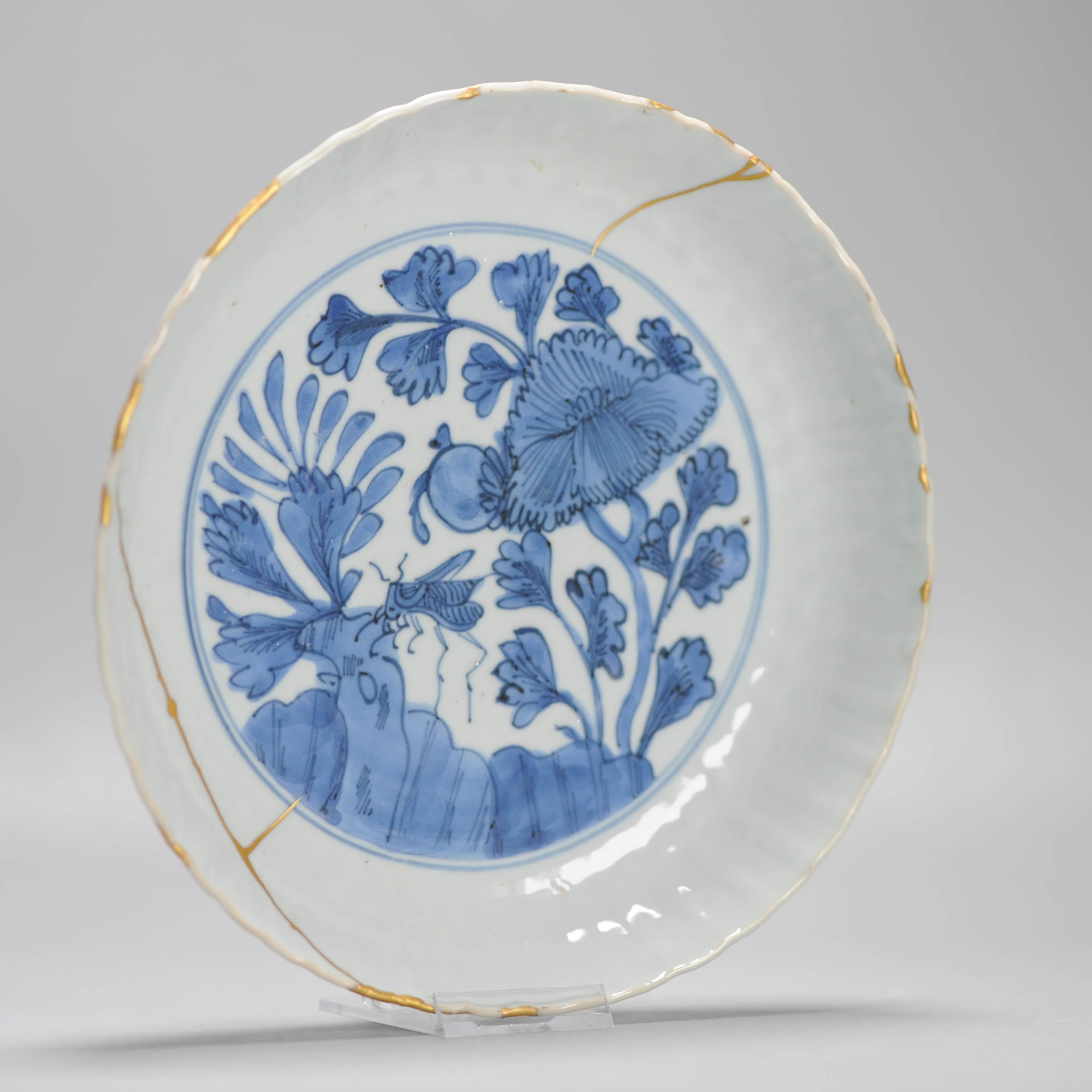 A very nicely potted and painted kraak plate of a desirable cobalt blue! Stunning piece with beautiful and typical landscape scene. Visible is a grasshopper on a rock.
Moulded in the border.
Absolute top Quality kraak ware with nice kintsugi