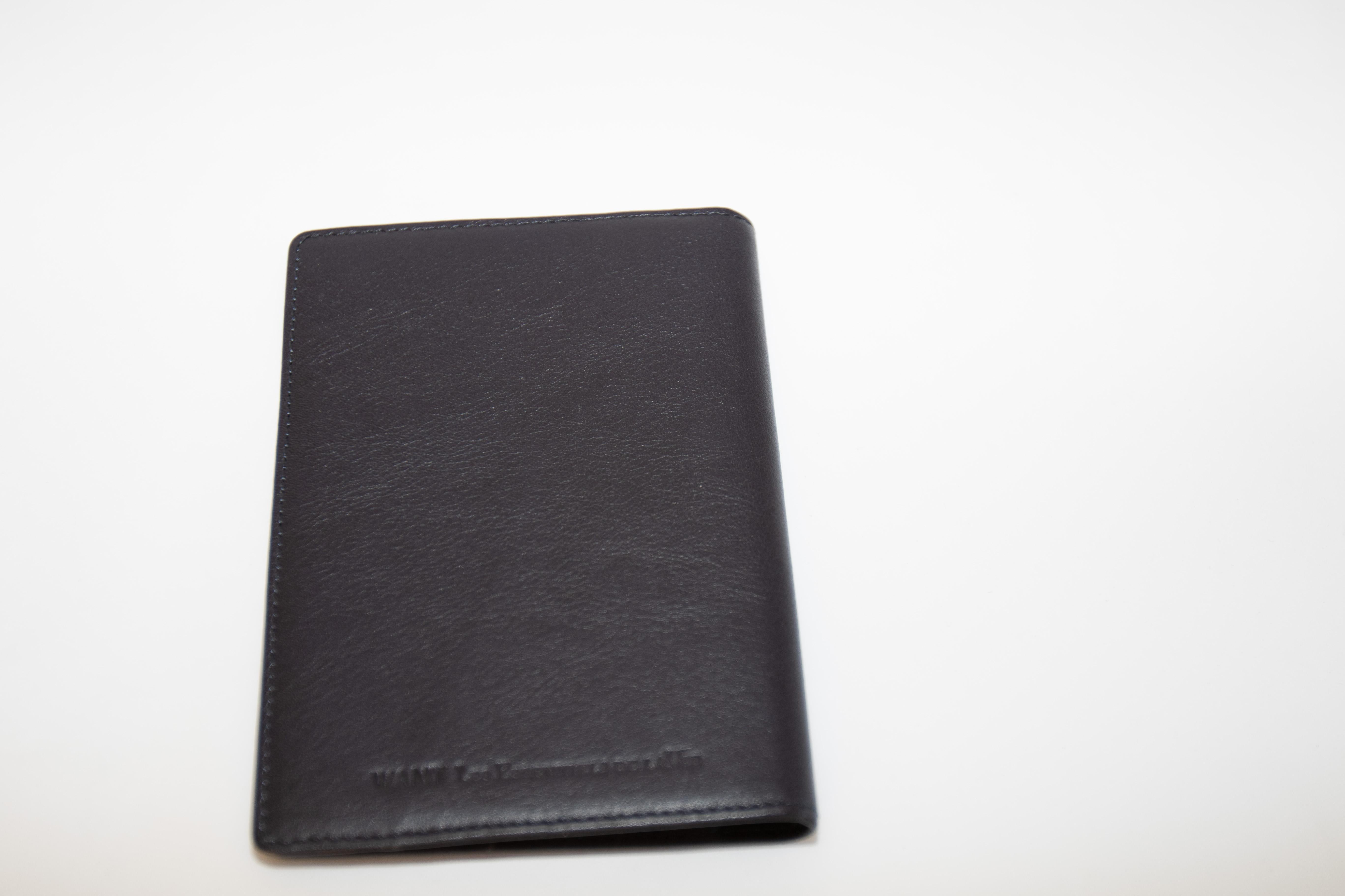 Want Les Essentiels de la Vie Black Leather Passport Cover In Excellent Condition For Sale In North Hollywood, CA